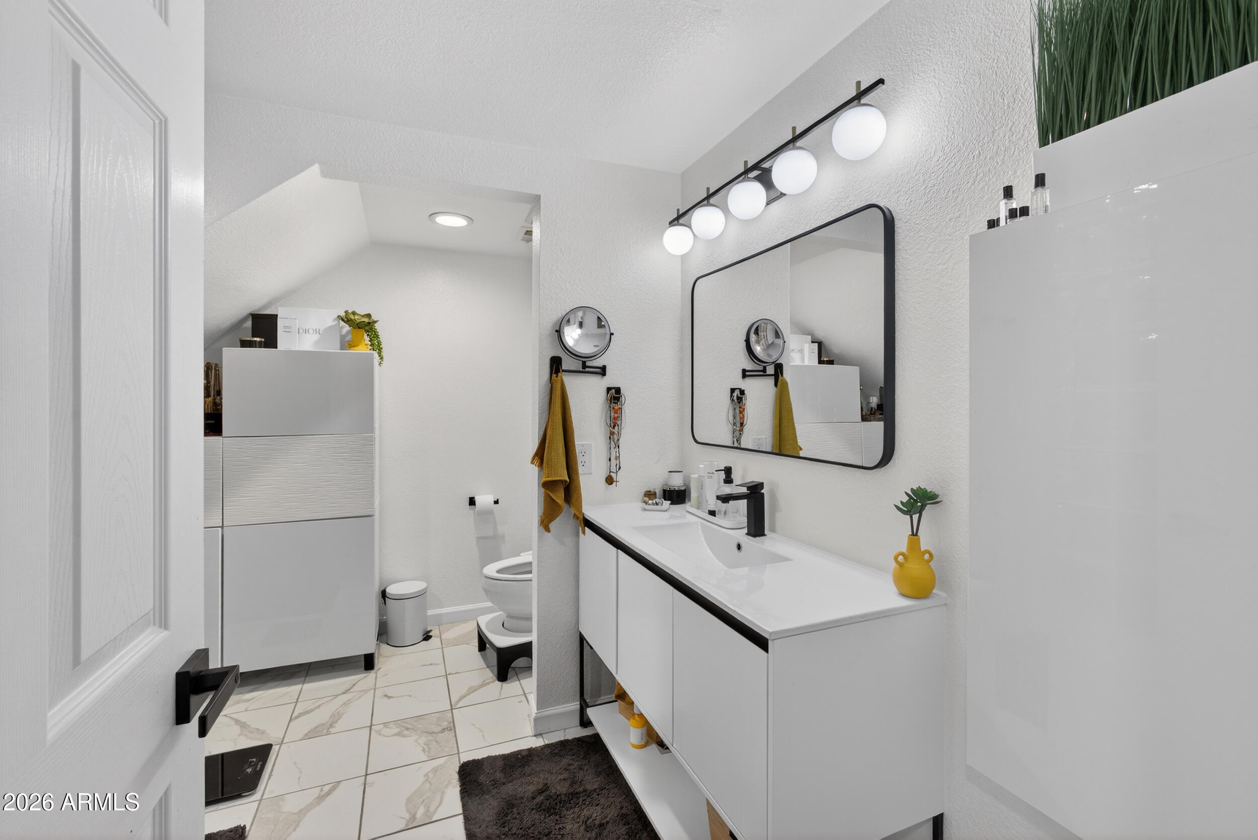 2623 N CARRIAGE Lane