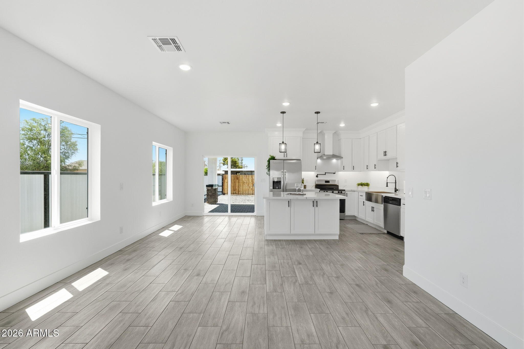 647 W DEWEY Avenue
