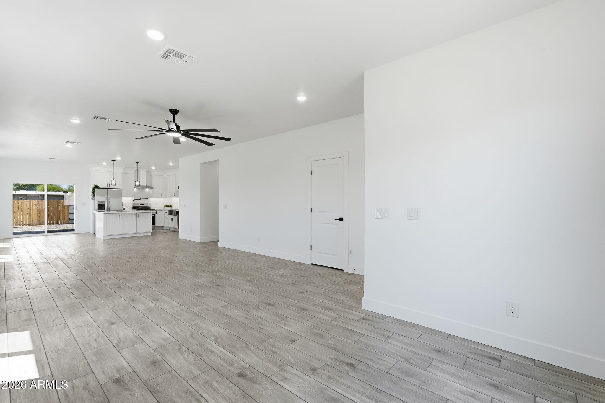 647 W DEWEY Avenue