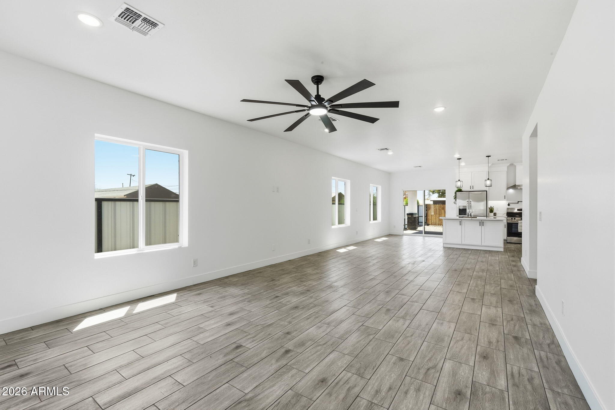 647 W DEWEY Avenue