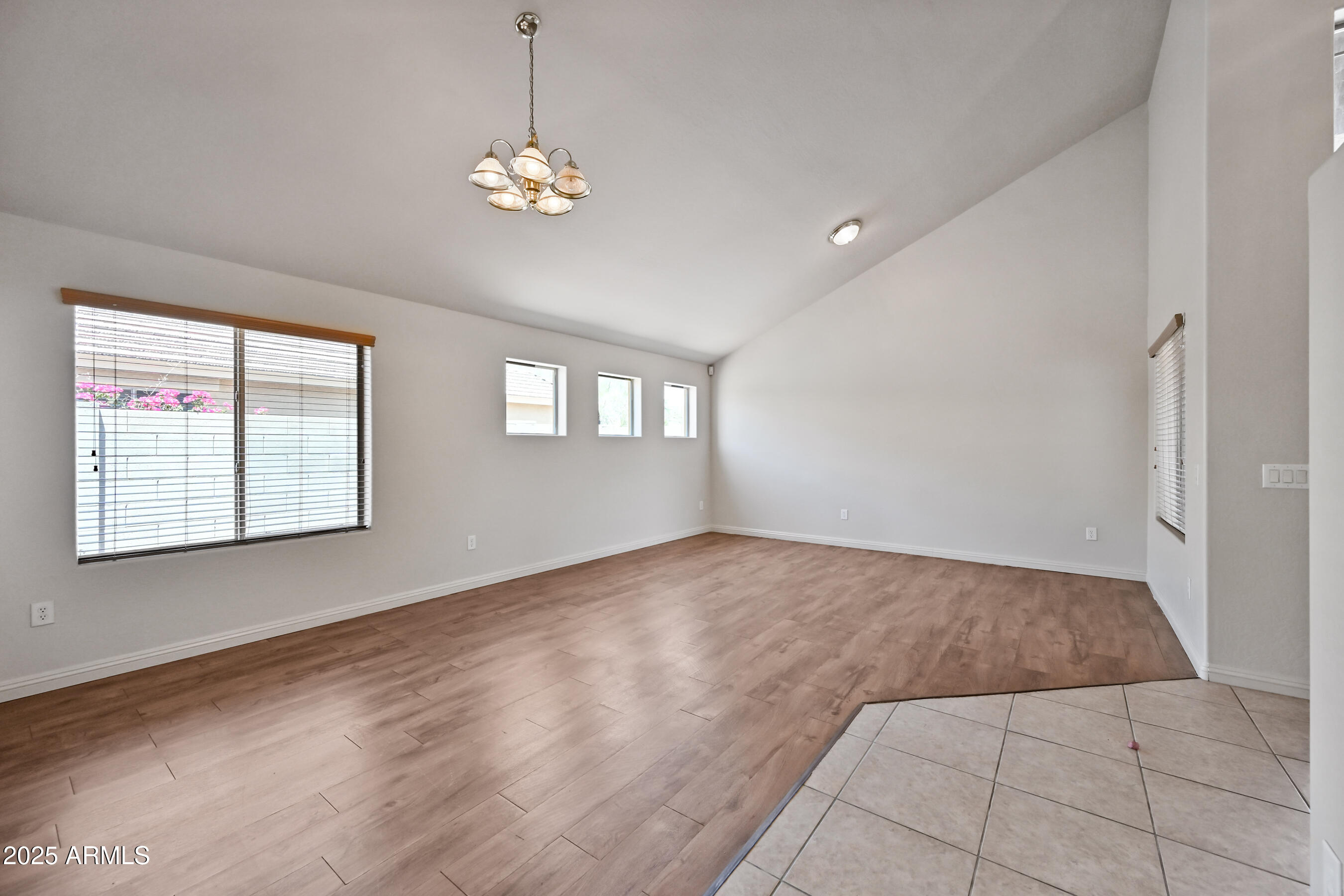 11237 W DAVIS Lane