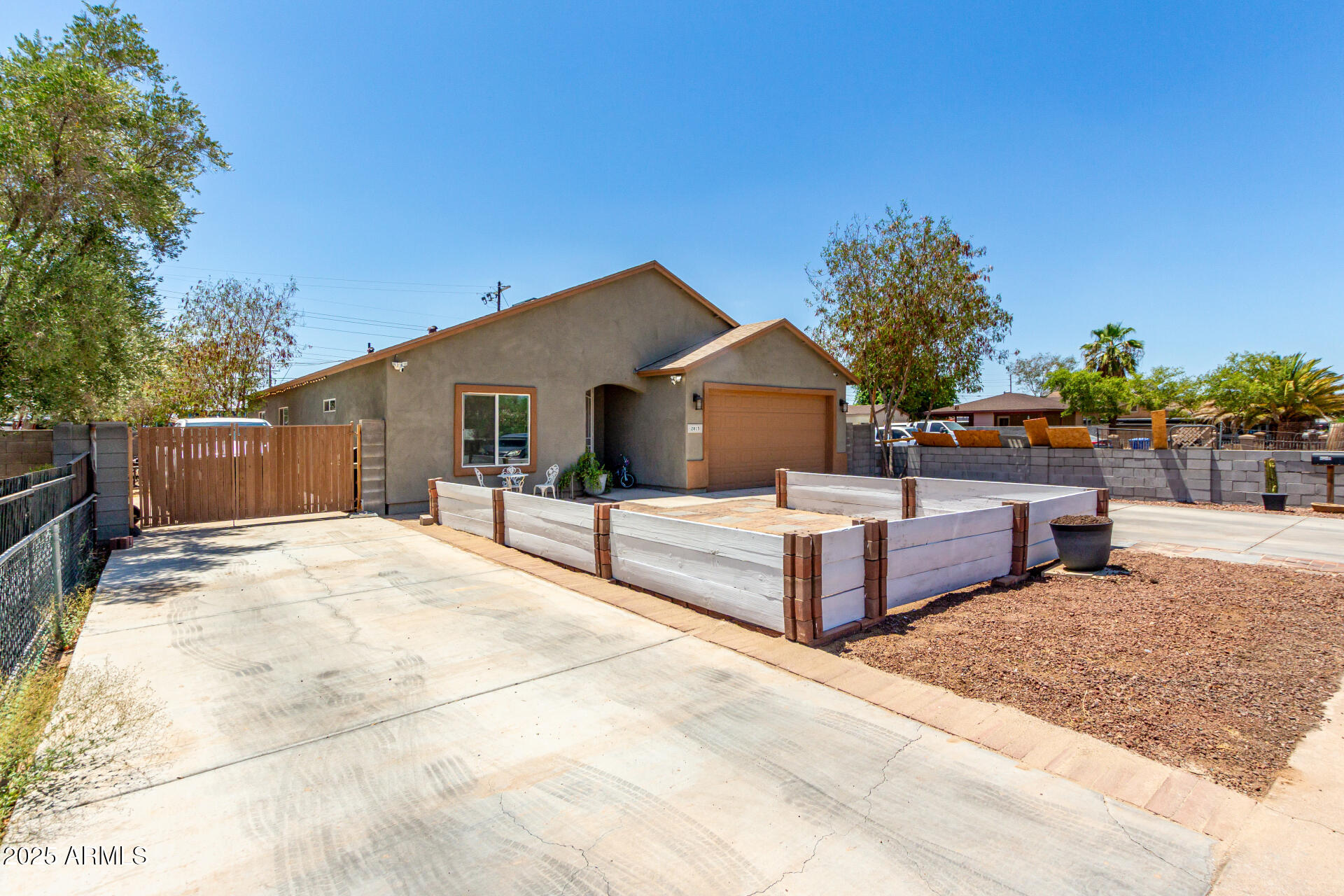 2815 W ALMERIA Road