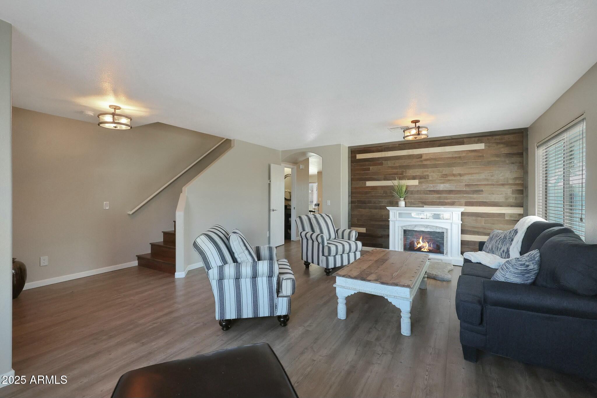 277 E WINDSOR Court