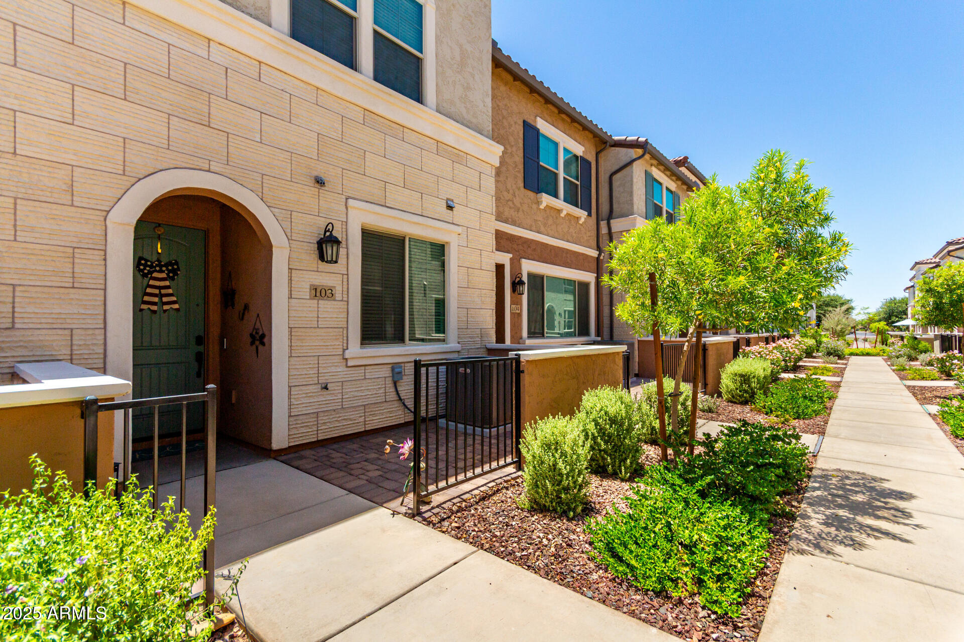 1852 E CHELSEA Lane 103