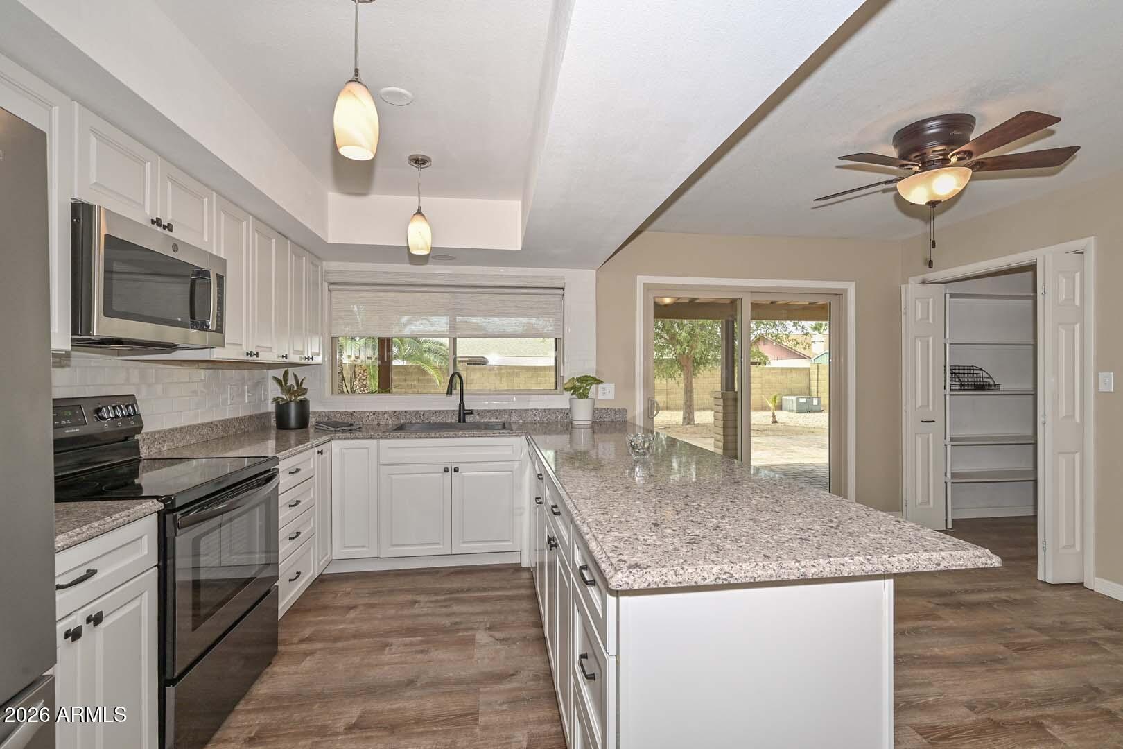 3957 W DESERT HILLS Drive