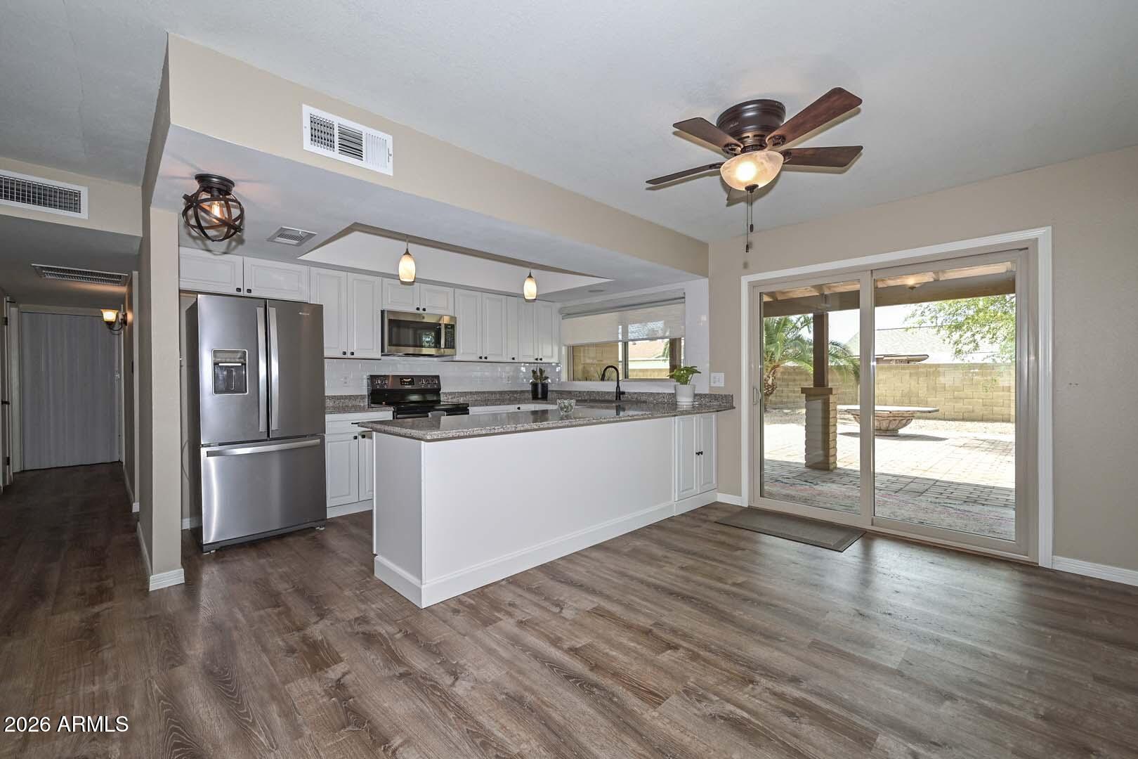 3957 W DESERT HILLS Drive