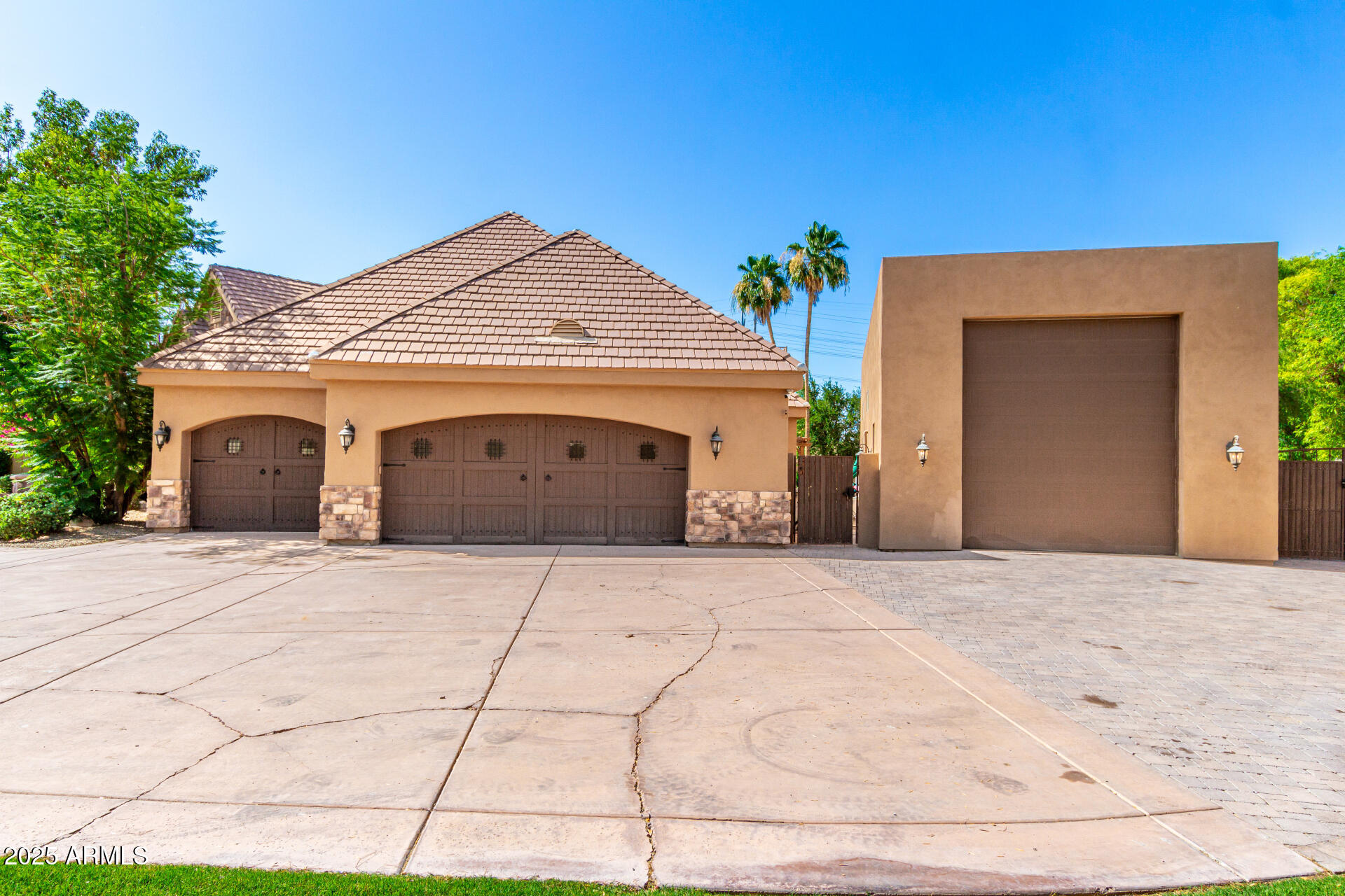 2558 E PAGE Court