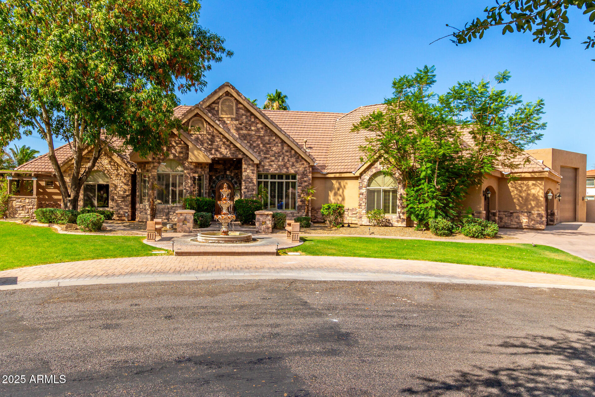 2558 E PAGE Court