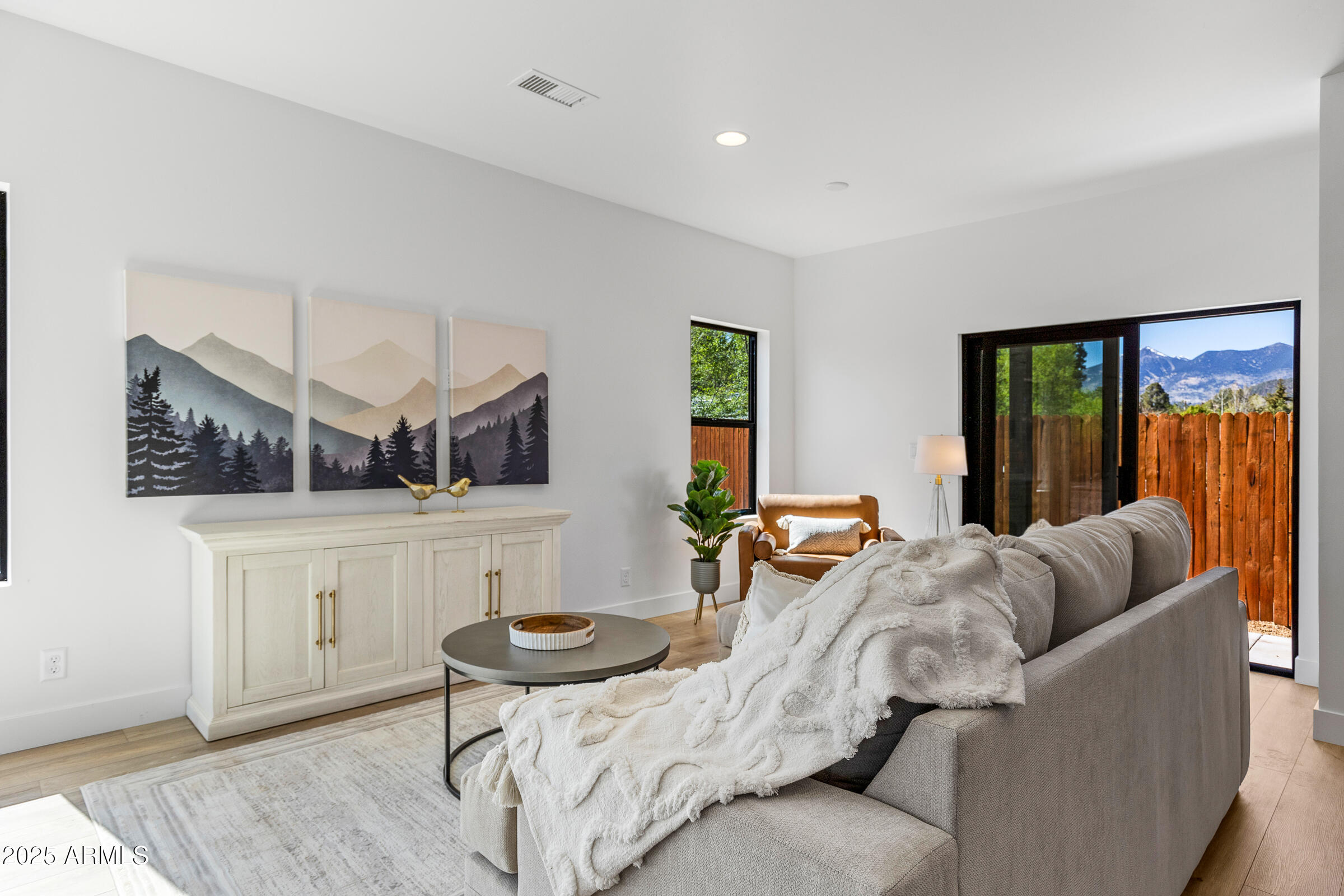 302 W OAK Avenue 4