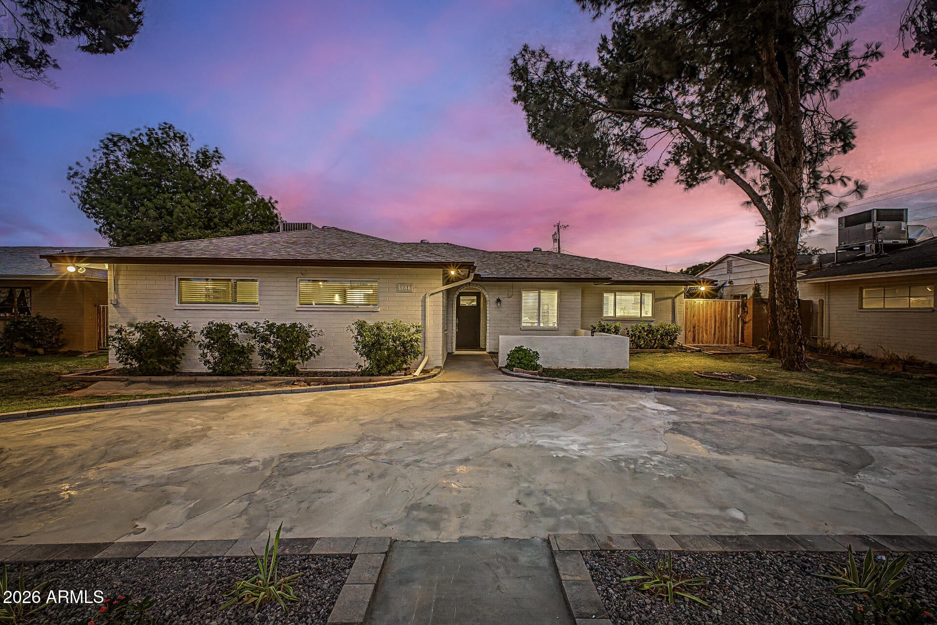 1813 W EARLL Drive