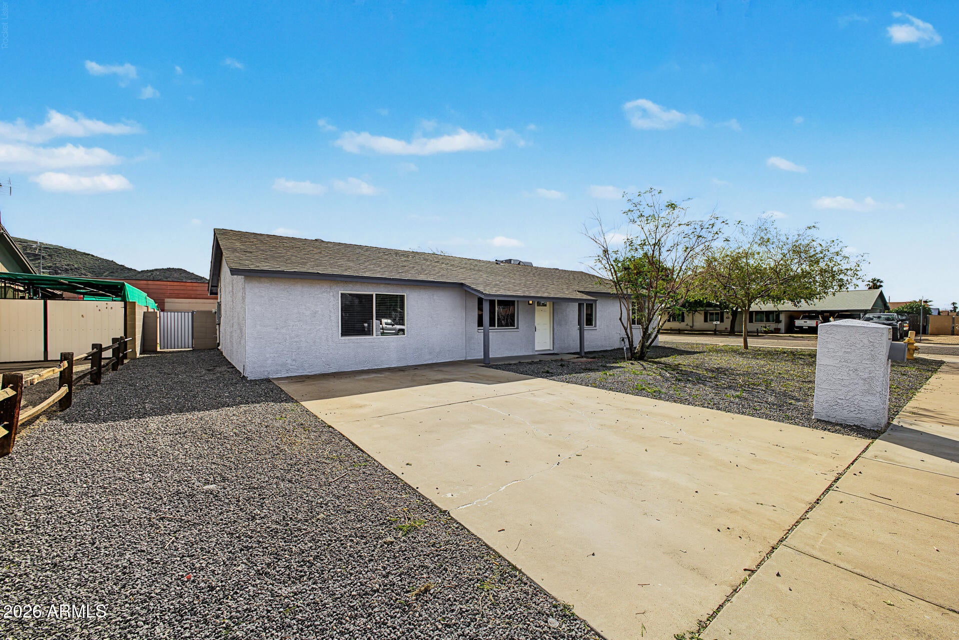 1733 W VOLTAIRE Avenue