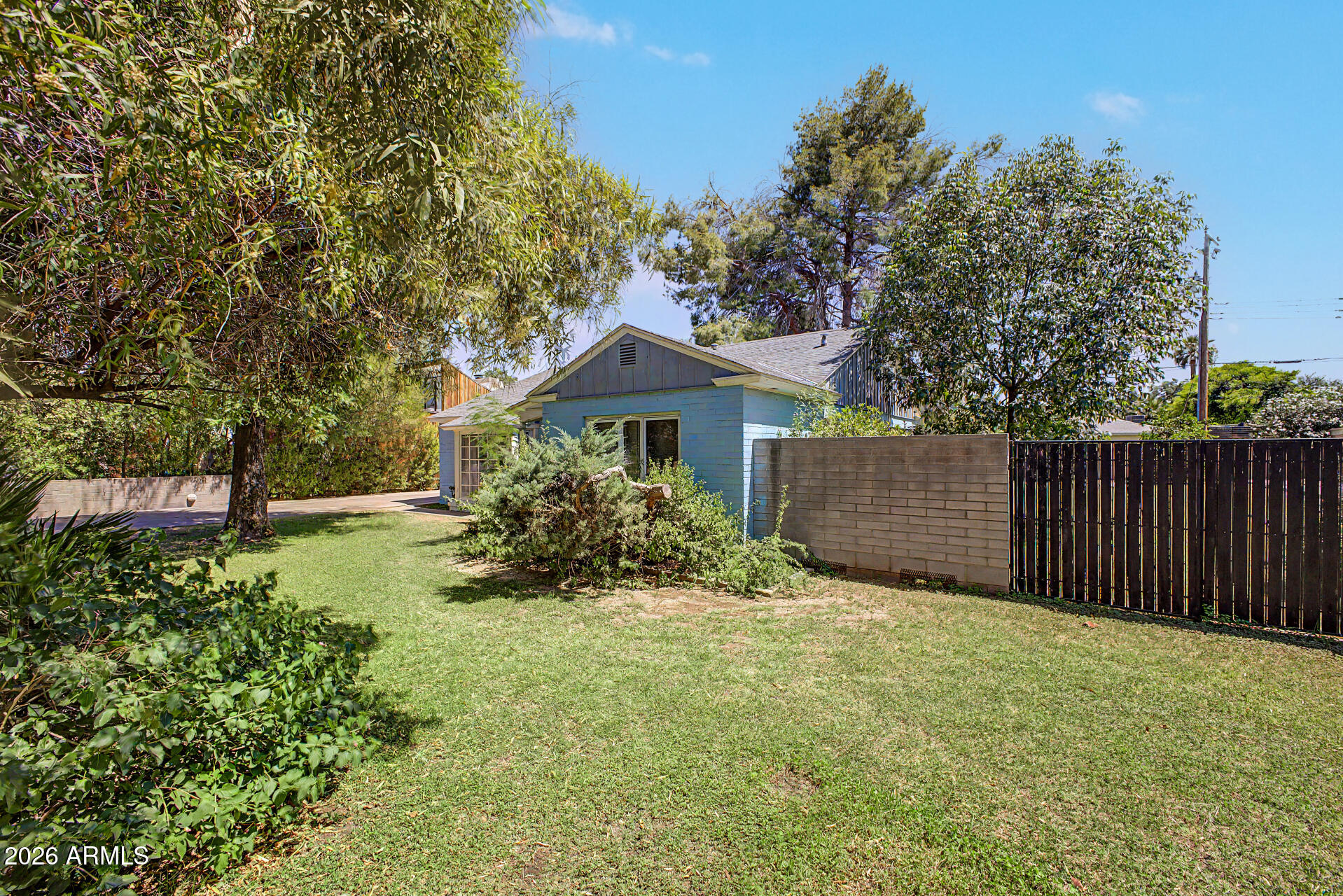 515 W CAMPBELL Avenue