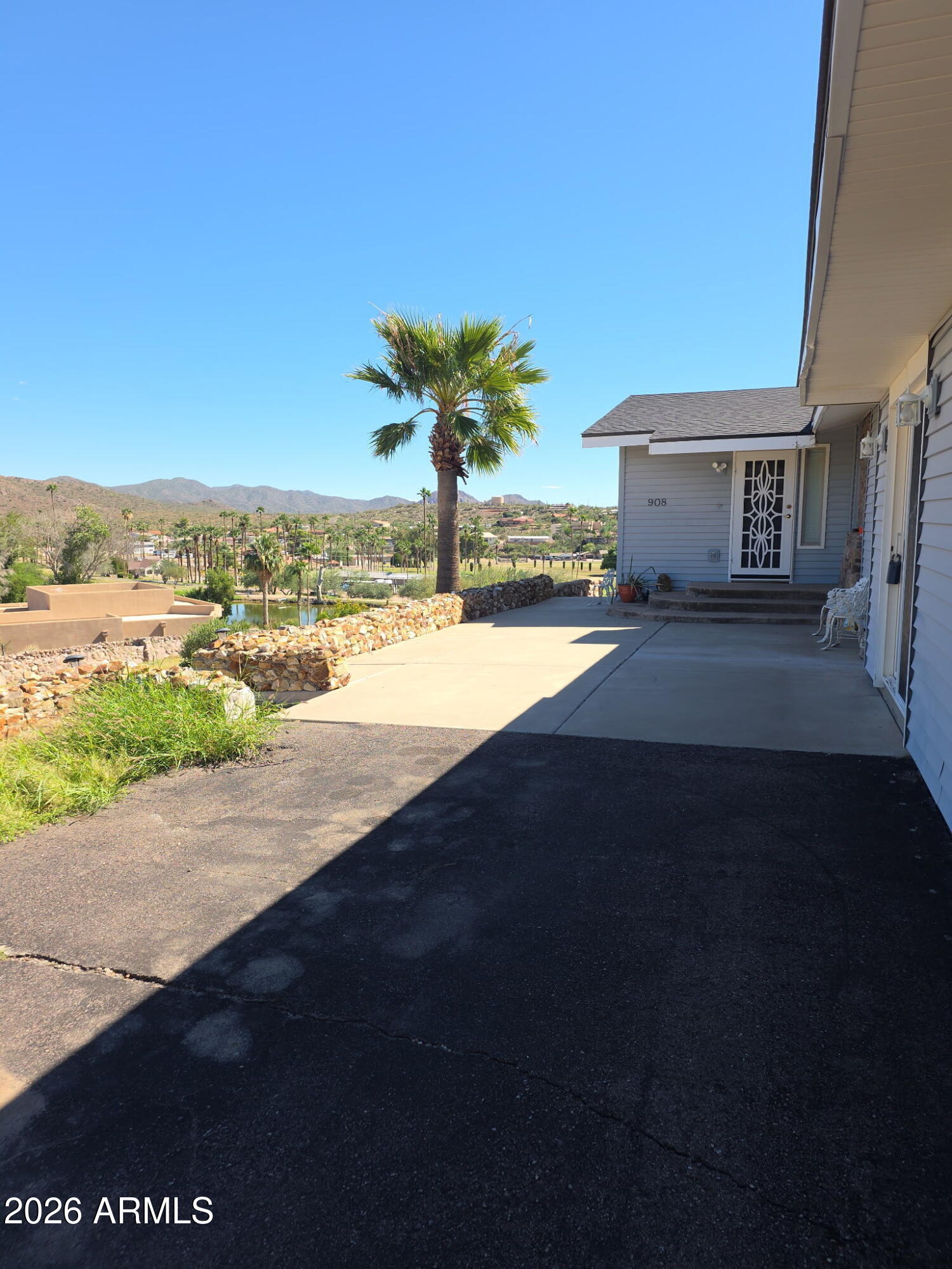 908 N QUEEN MARY Way