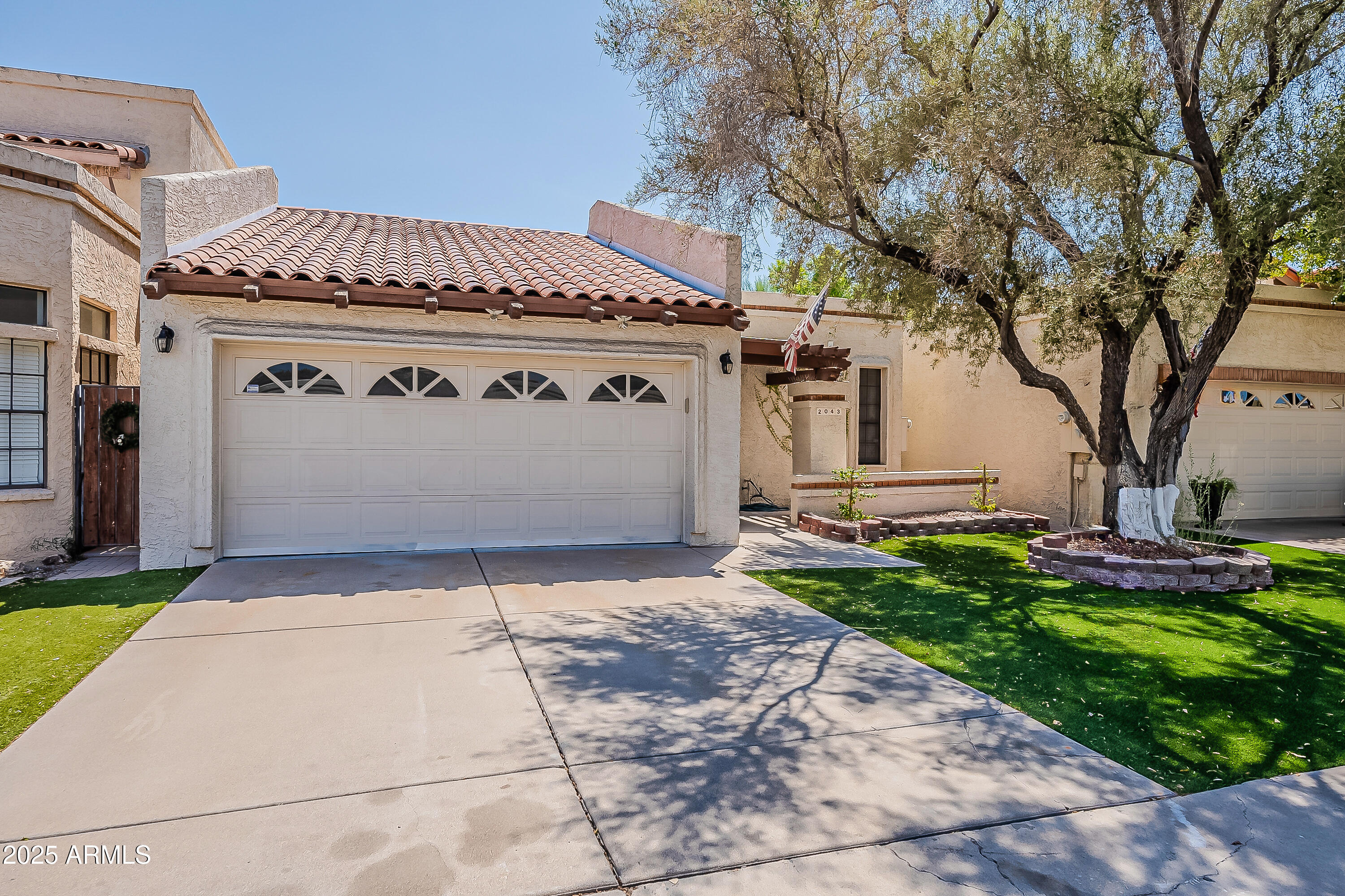 2043 W NOPAL Avenue