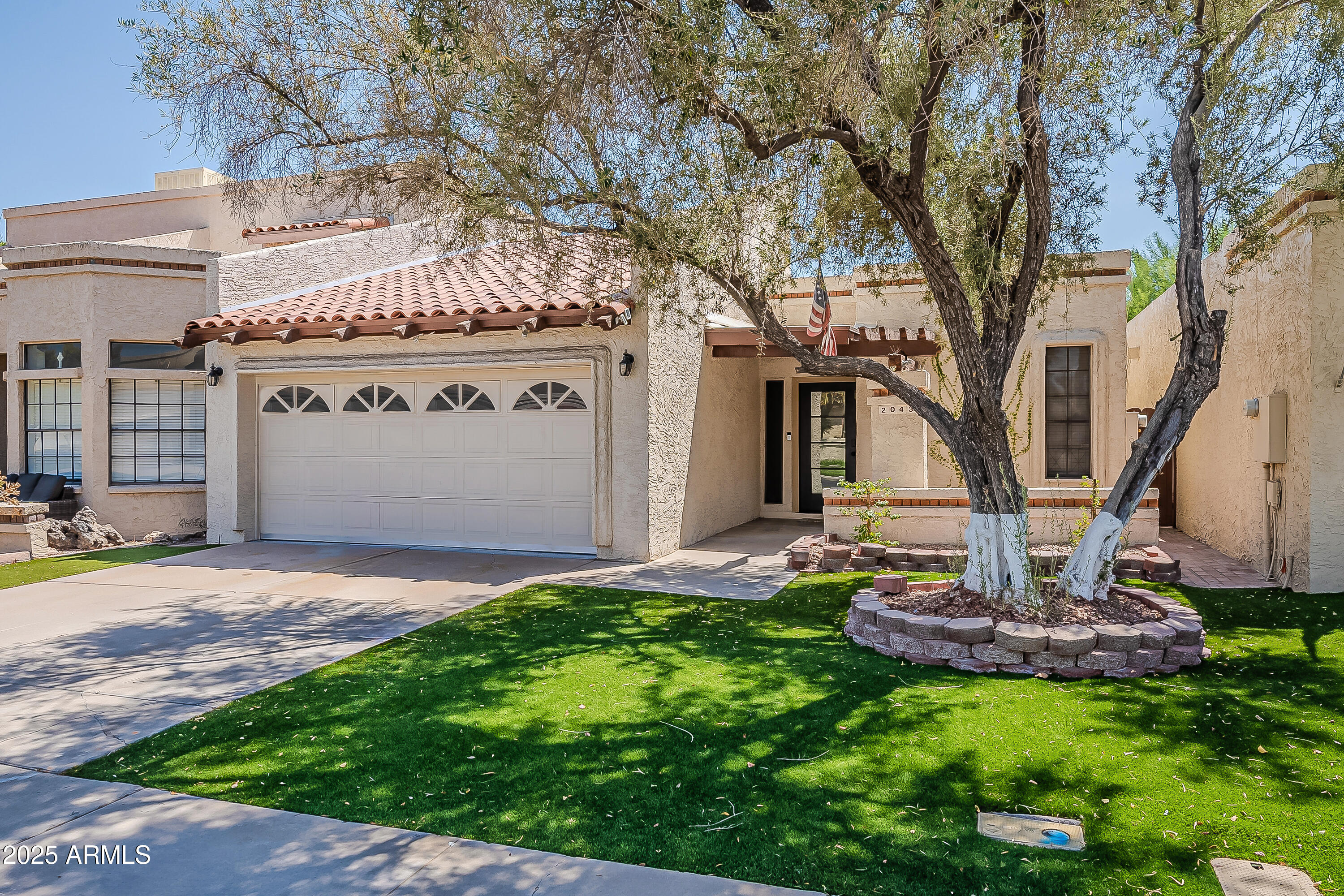 2043 W NOPAL Avenue