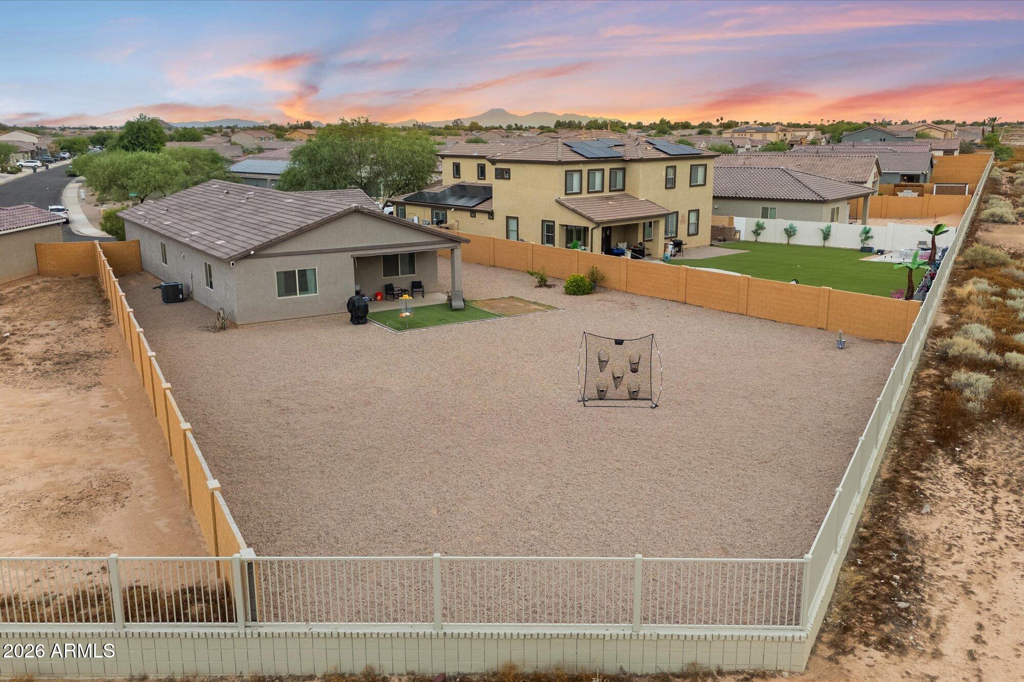 898 E DIAMOND Drive