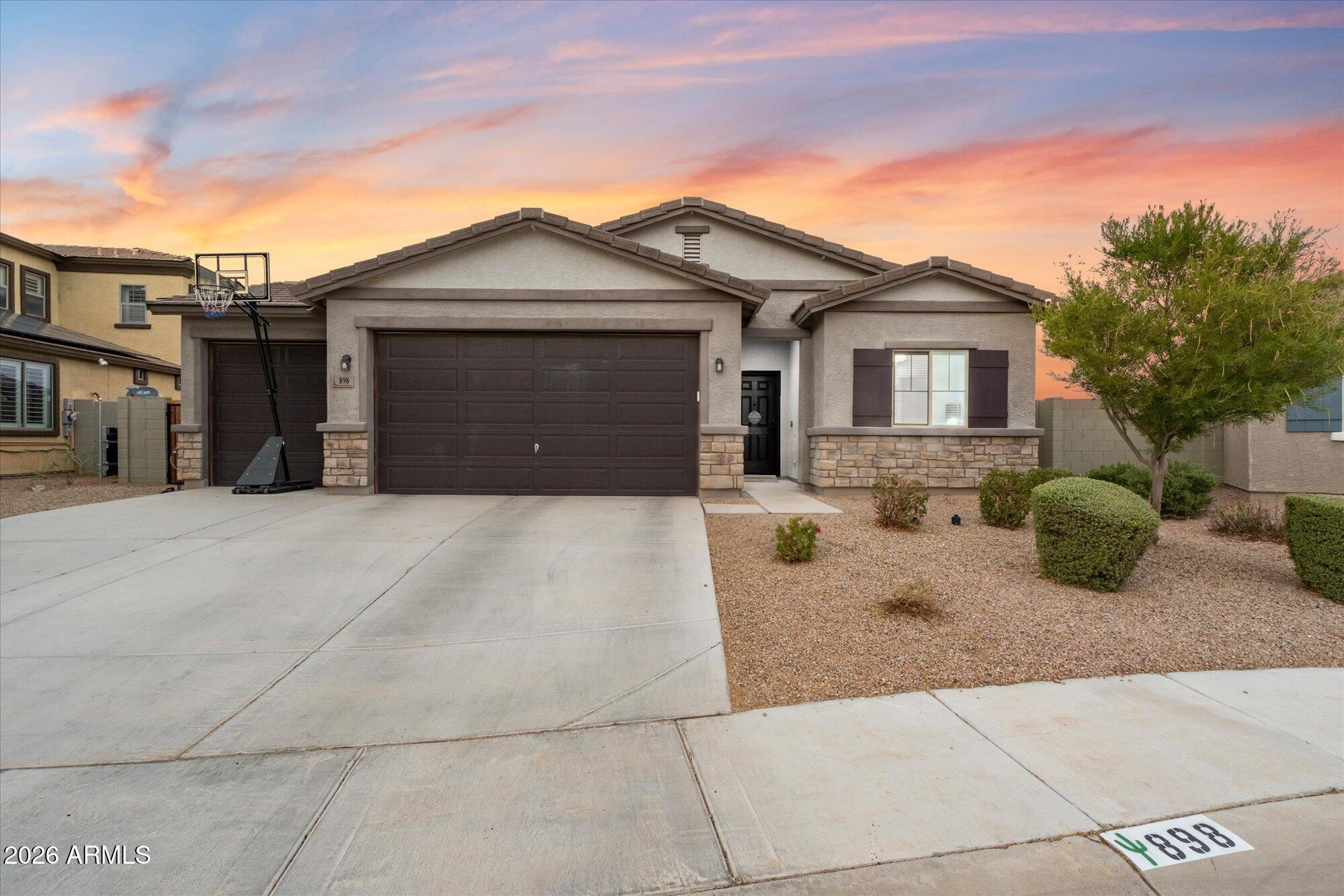 898 E DIAMOND Drive