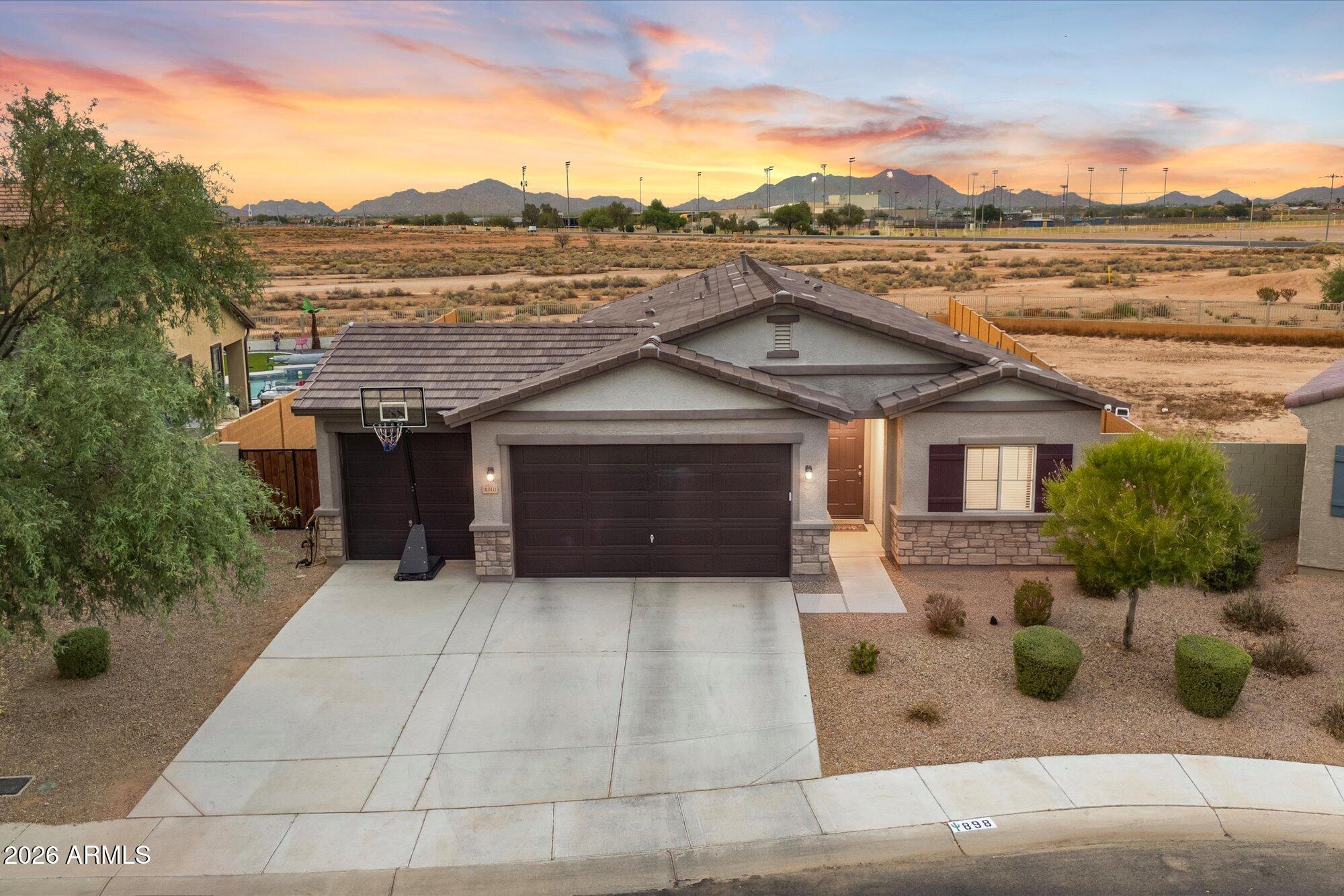 898 E DIAMOND Drive