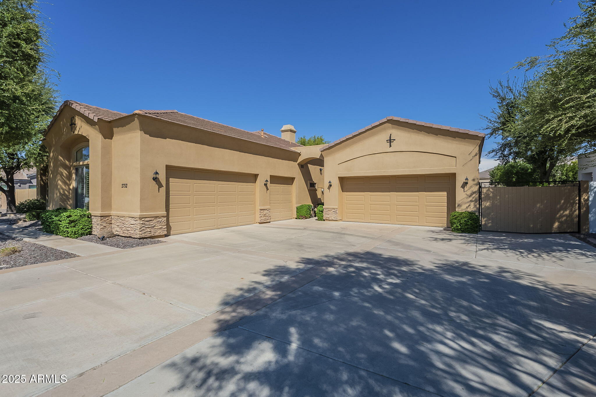 2752 E BEECHNUT Place