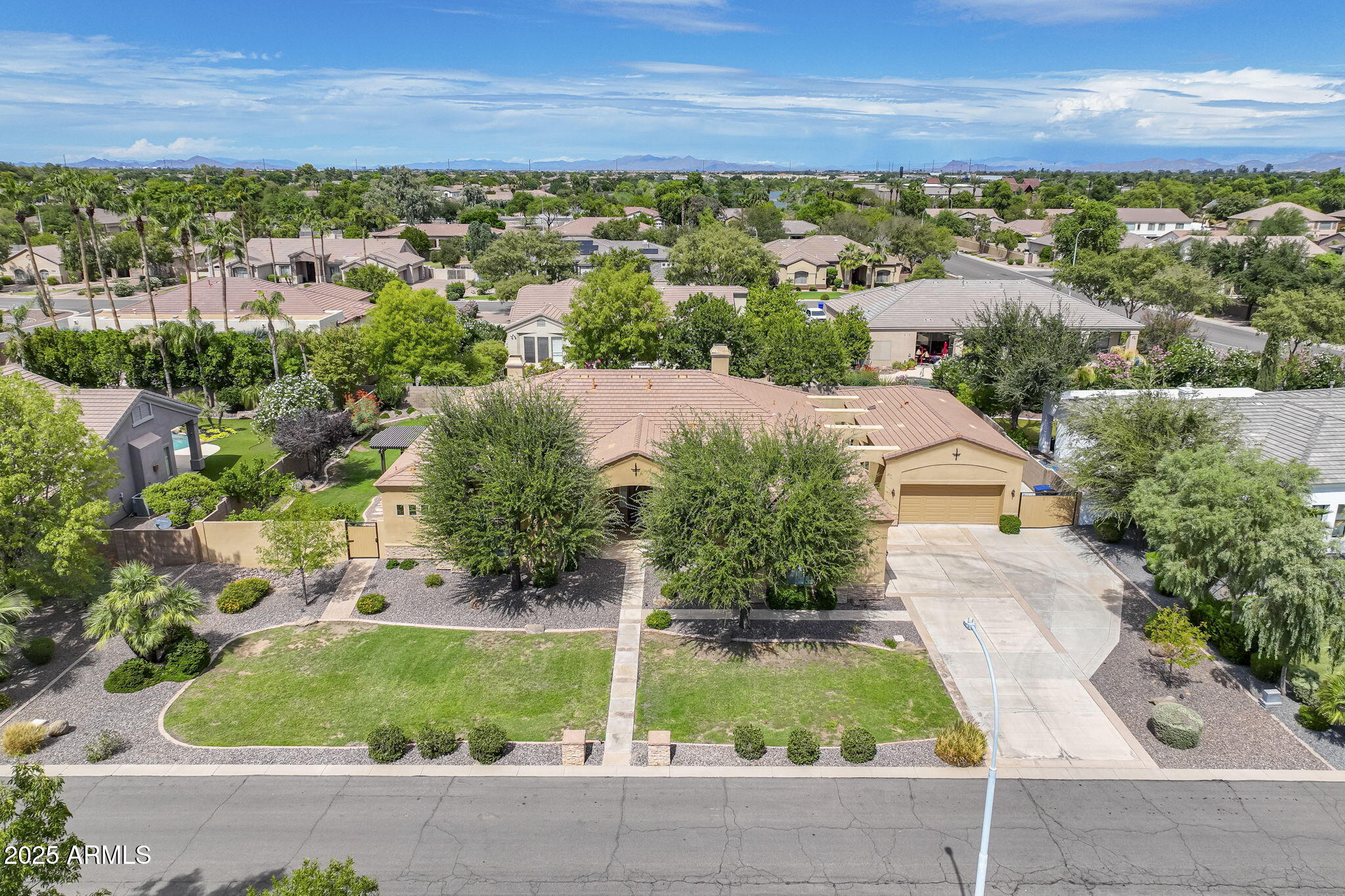 2752 E BEECHNUT Place