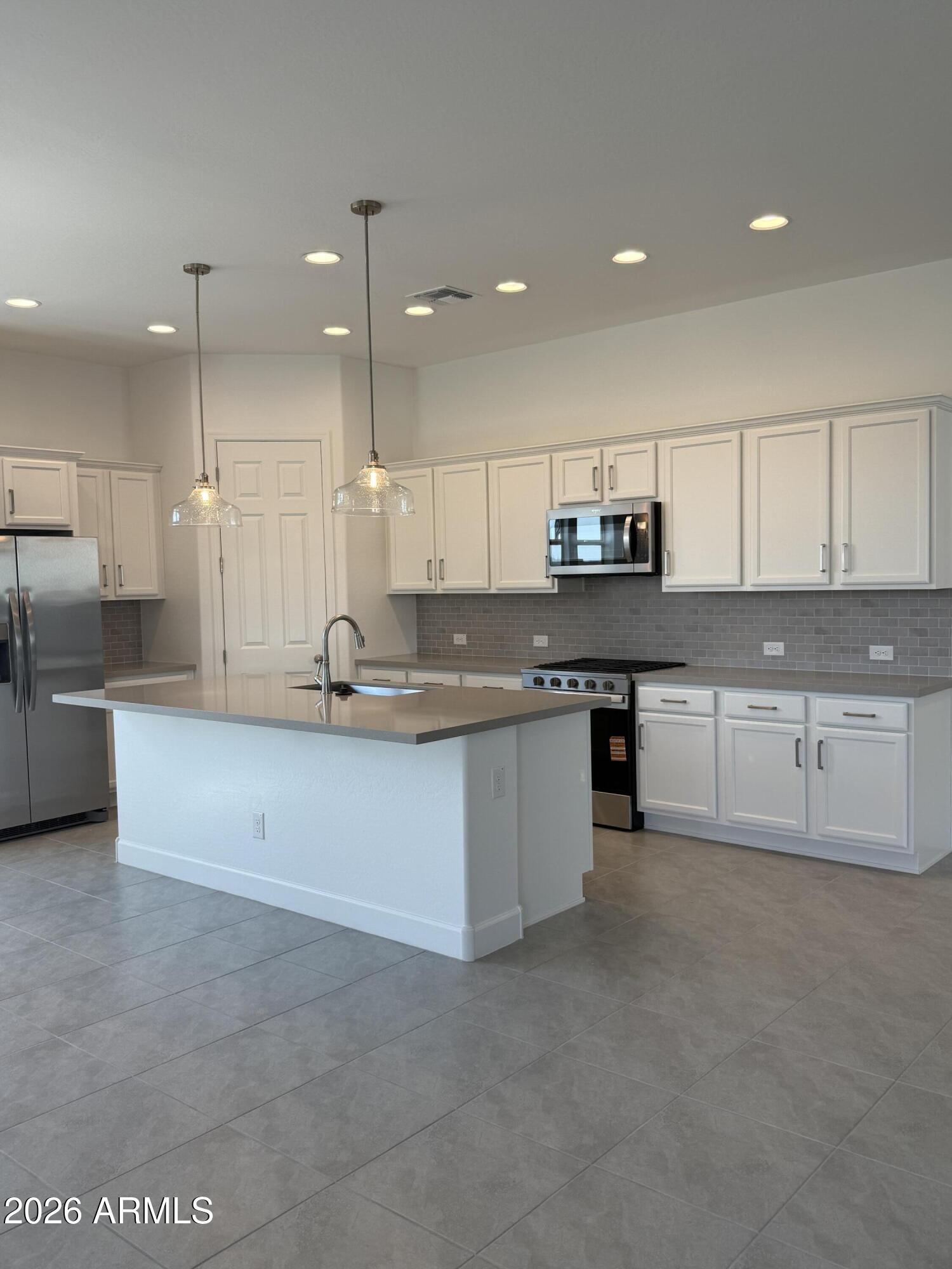 2921 E MISSION Lane