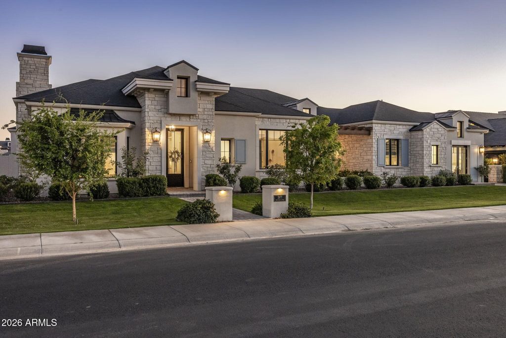 Photo of 2677 E Maplewood Street, Gilbert, AZ 85297 (MLS # 7000063)