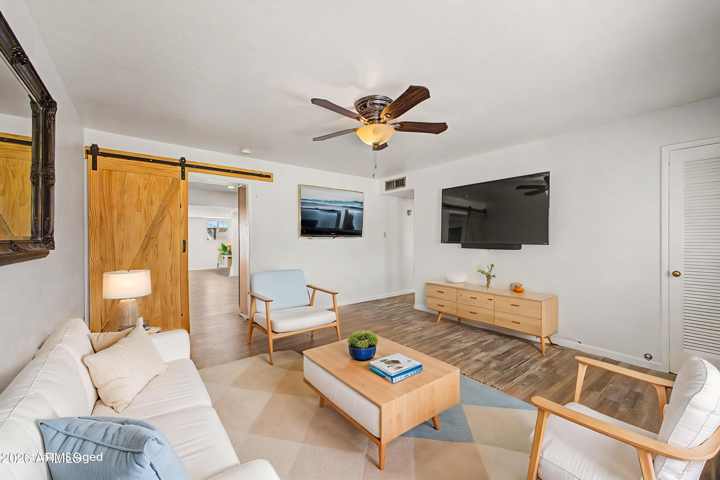 1522 W LAWRENCE Lane