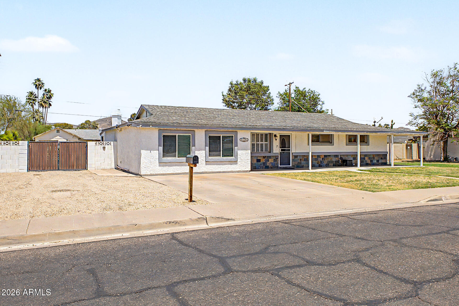 1522 W LAWRENCE Lane
