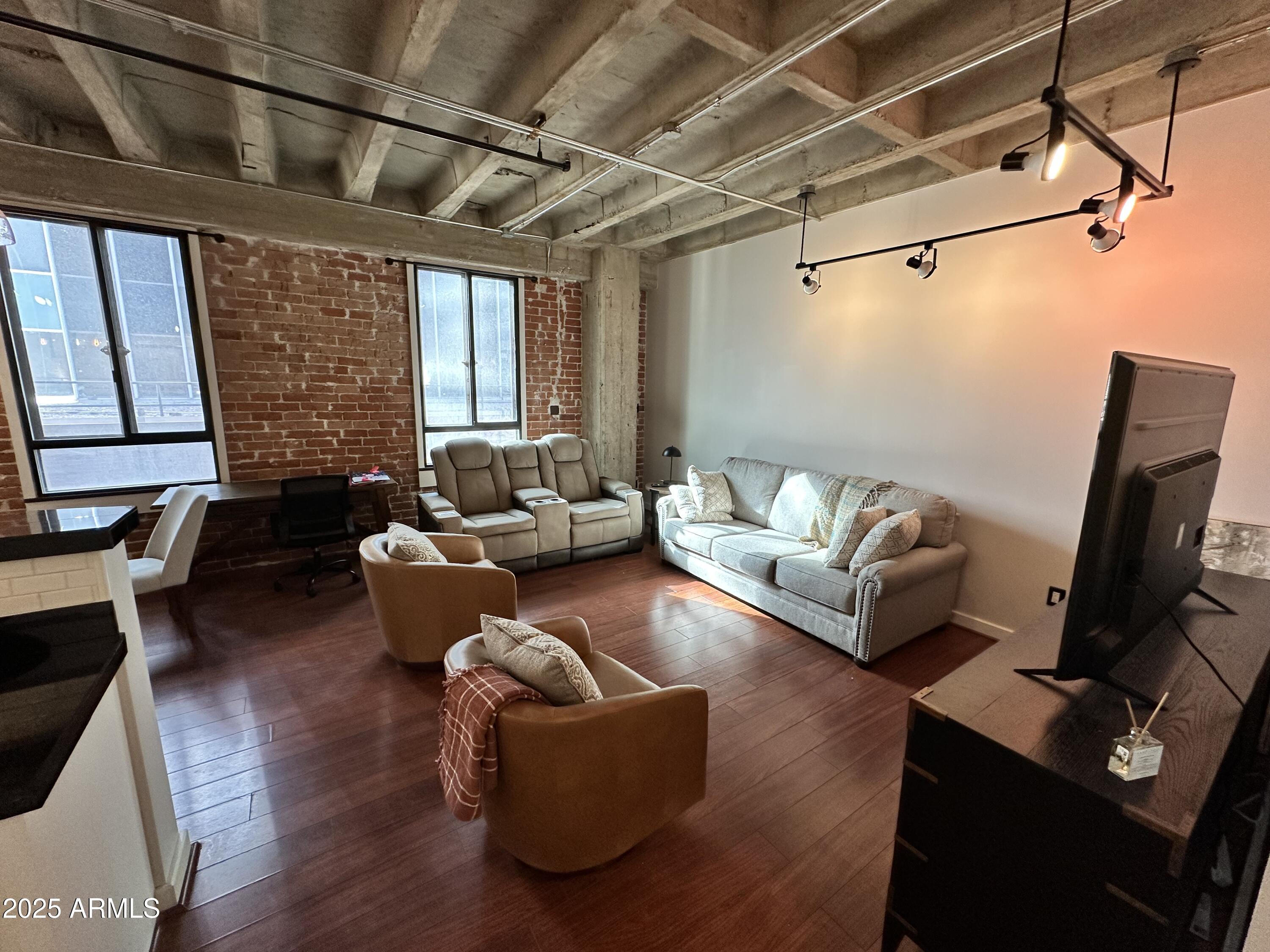 114 W ADAMS Street 402