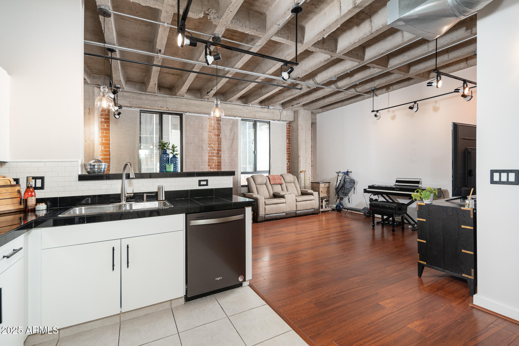 114 W ADAMS Street 402