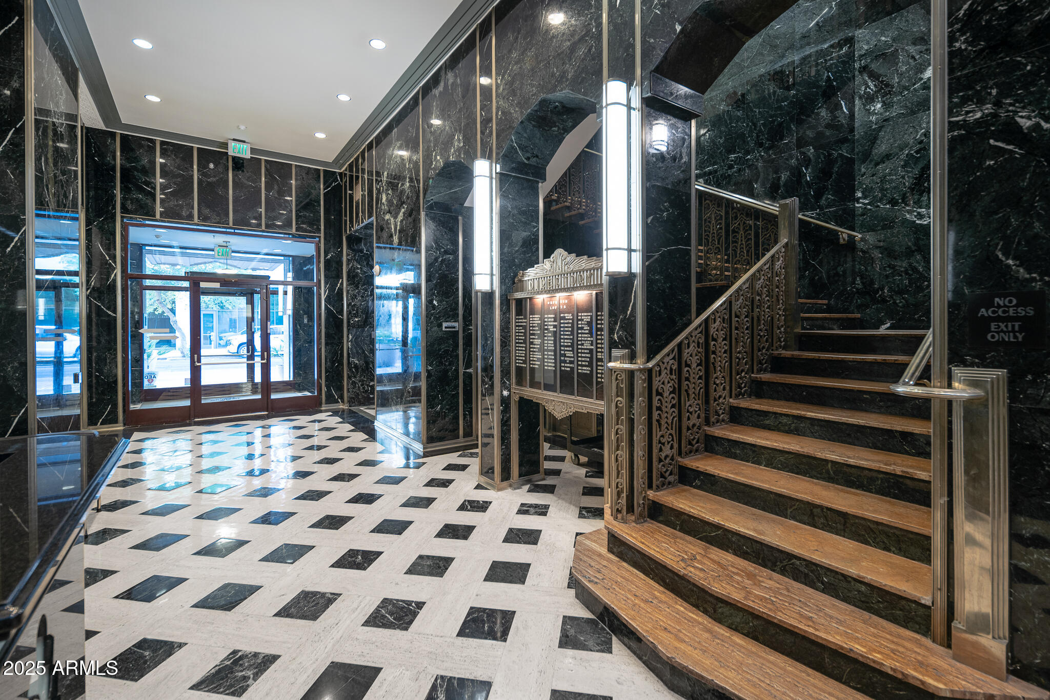 114 W ADAMS Street 402