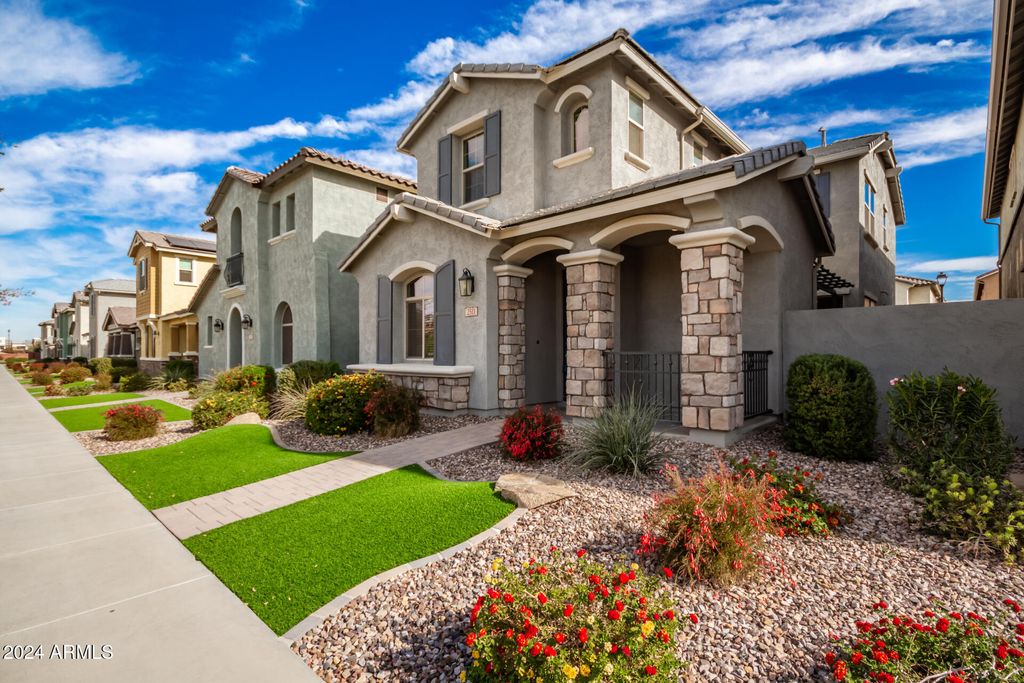 Photo of 2511 S Entwistle Street, Gilbert, AZ 85295 (MLS # 6929413)