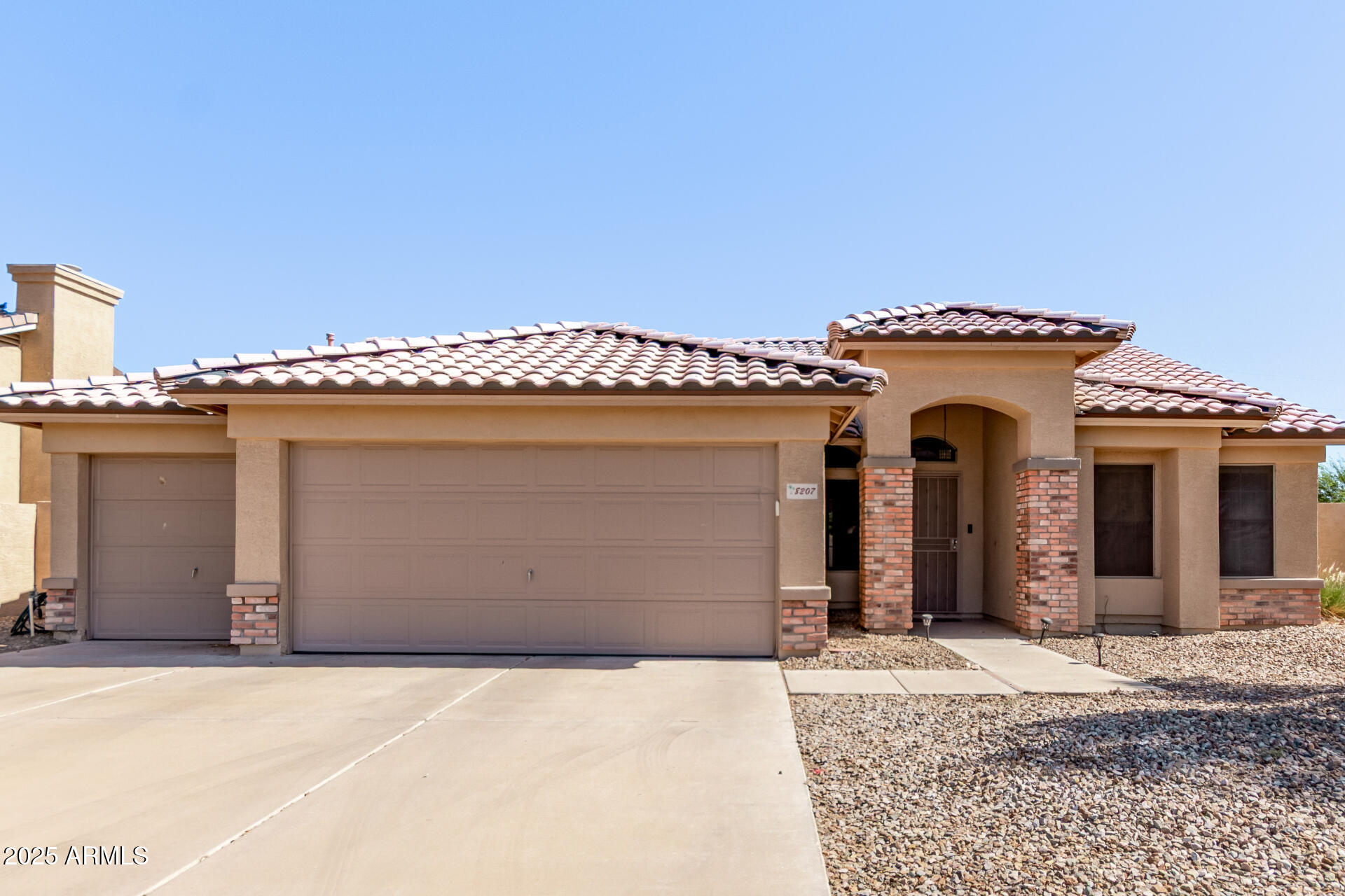 8207 W GLENN Drive