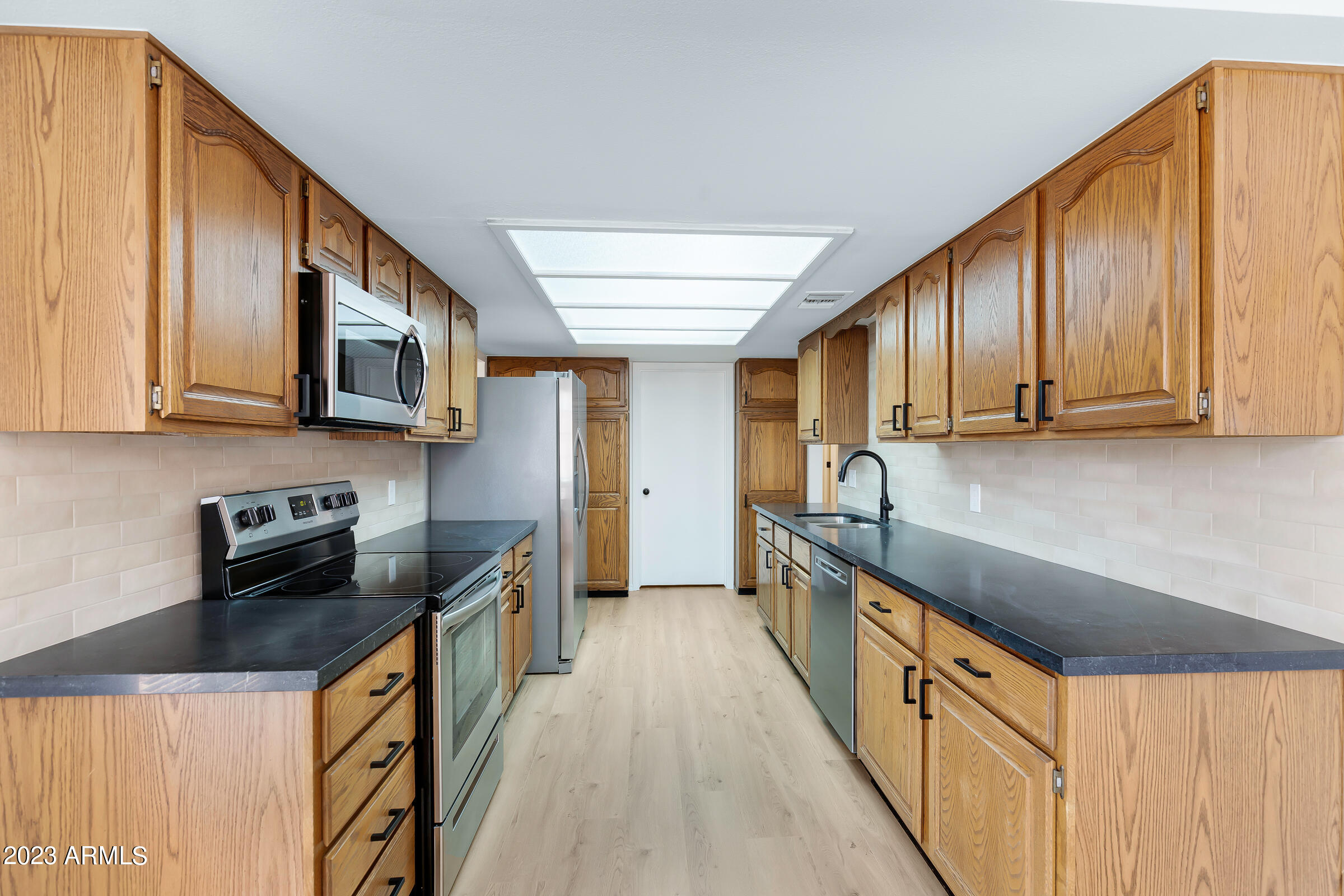 Photo 11 of 31 of 423 W KNOX Road townhome