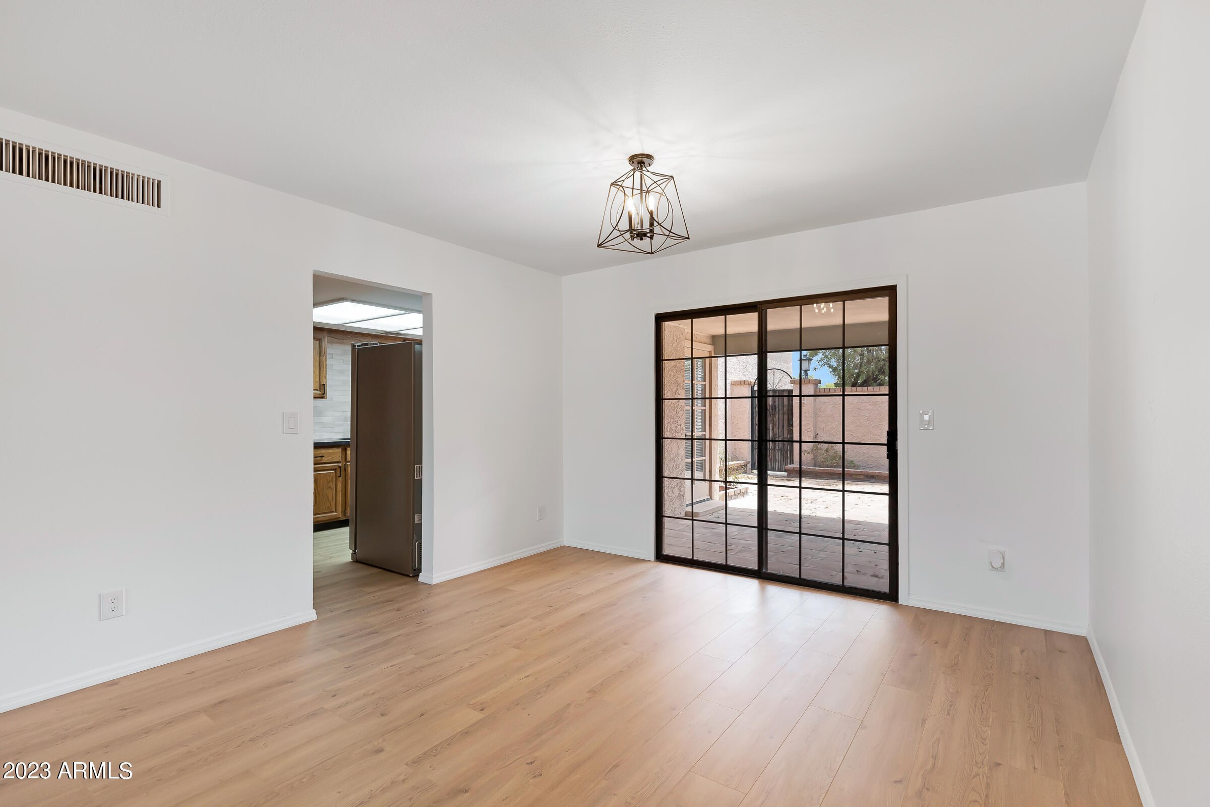 Photo 8 of 31 of 423 W KNOX Road townhome
