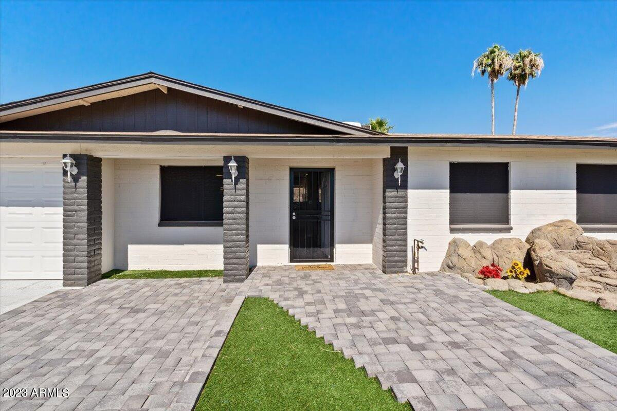 1014 W ANGELA Drive