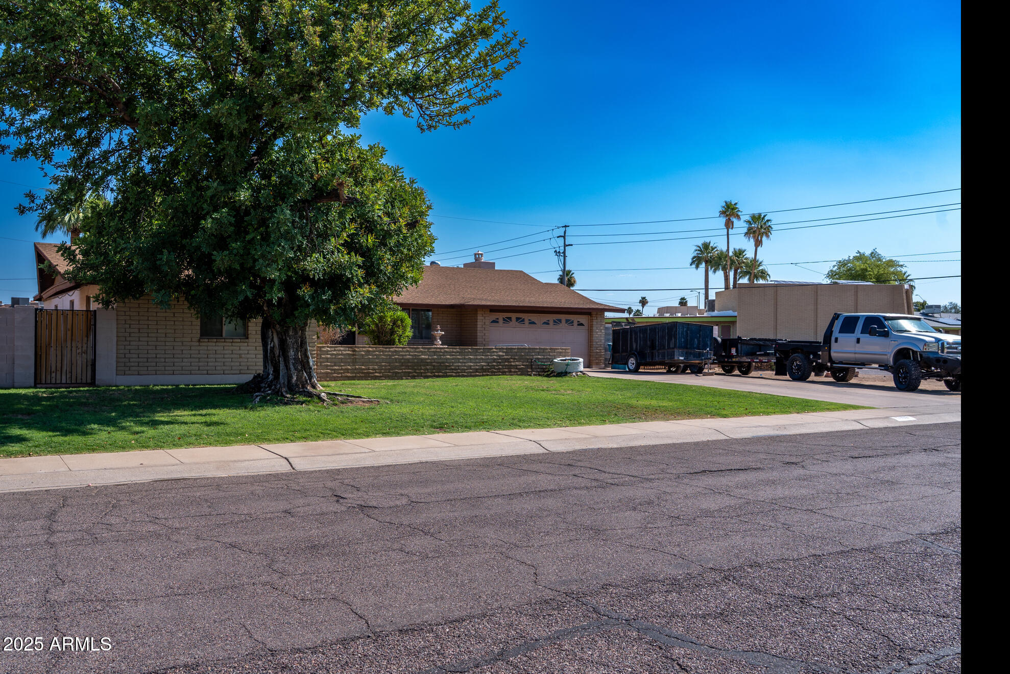 3102 W PARADISE Drive