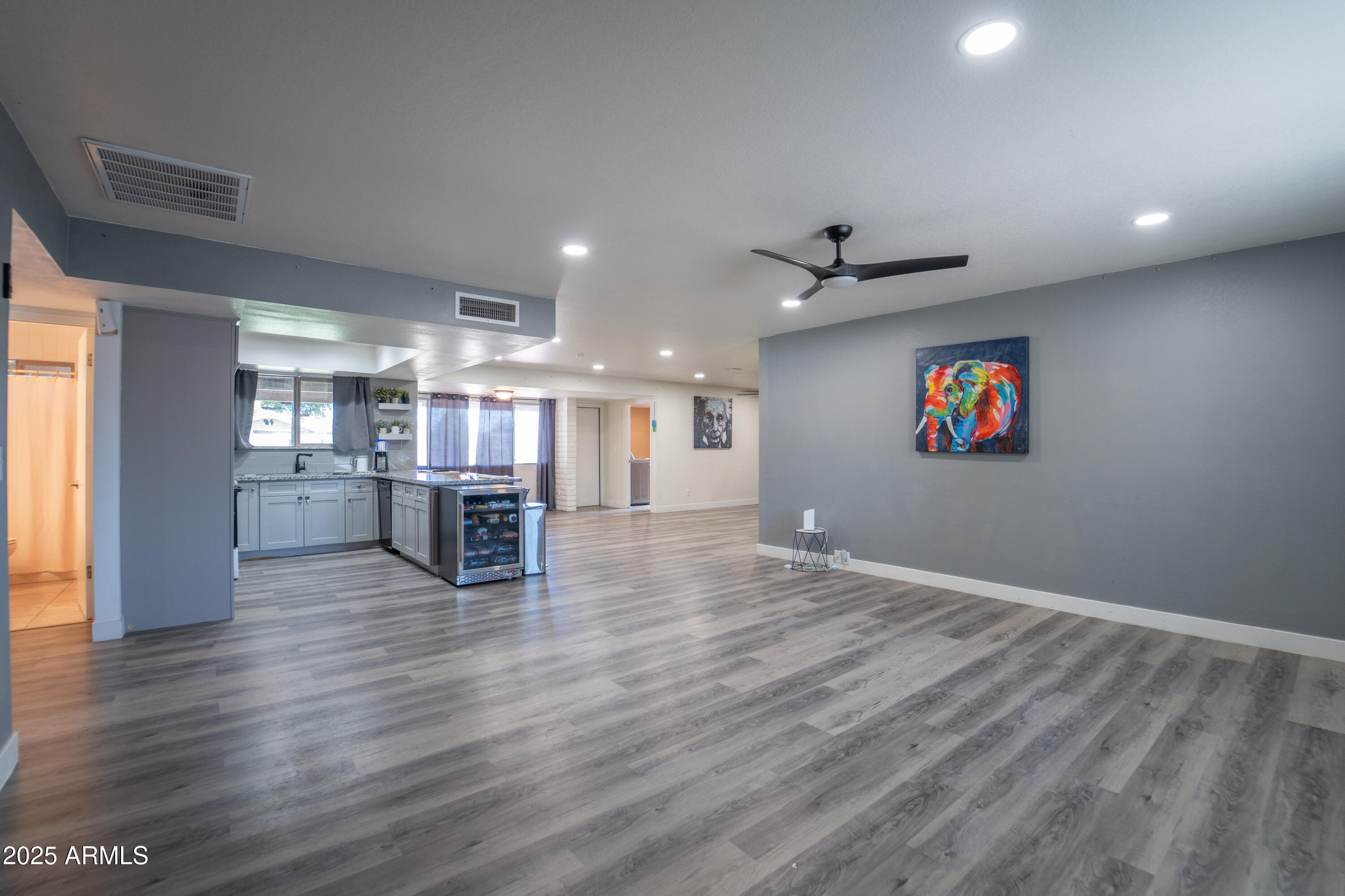 3102 W PARADISE Drive