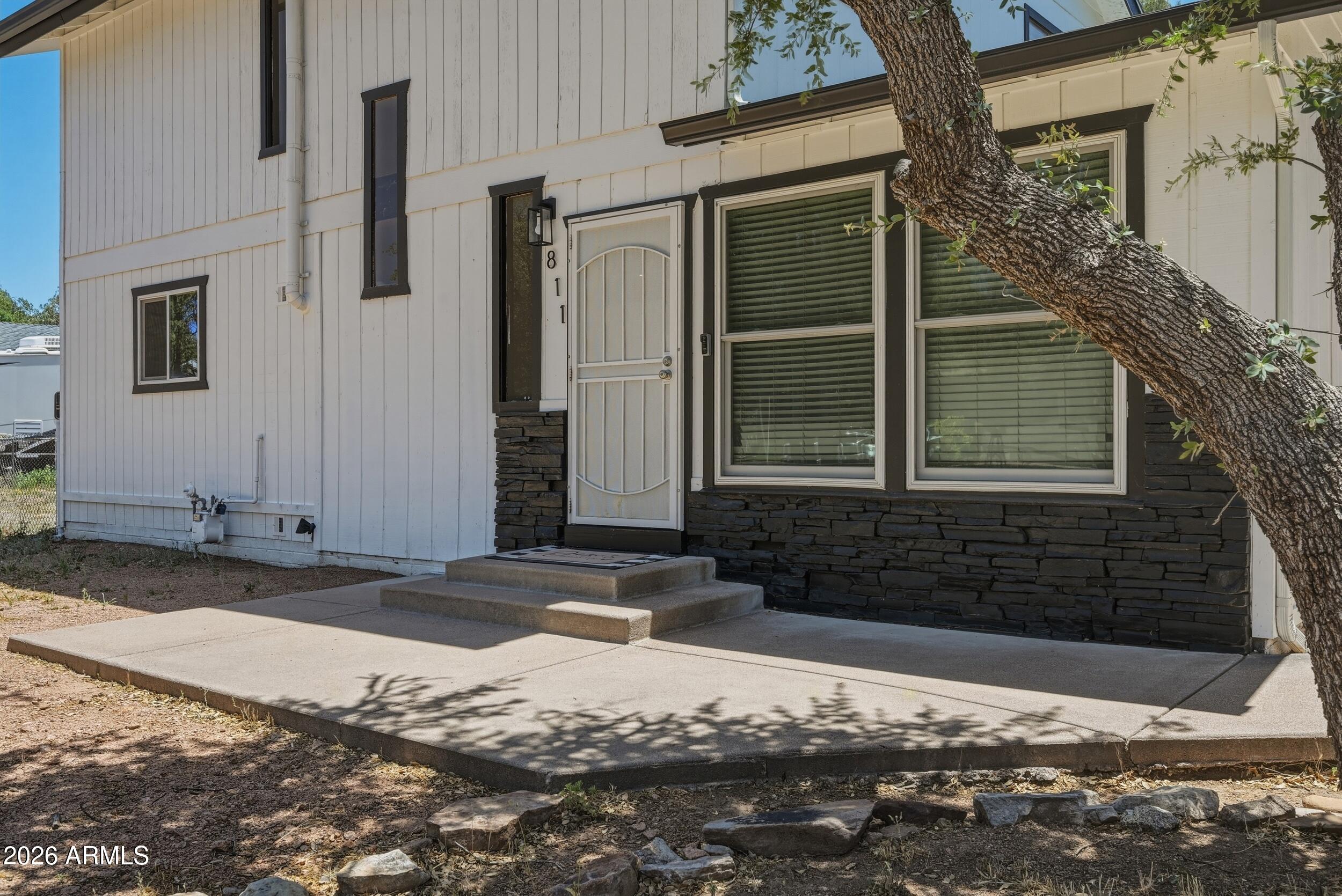 811 E LONE PINE Circle