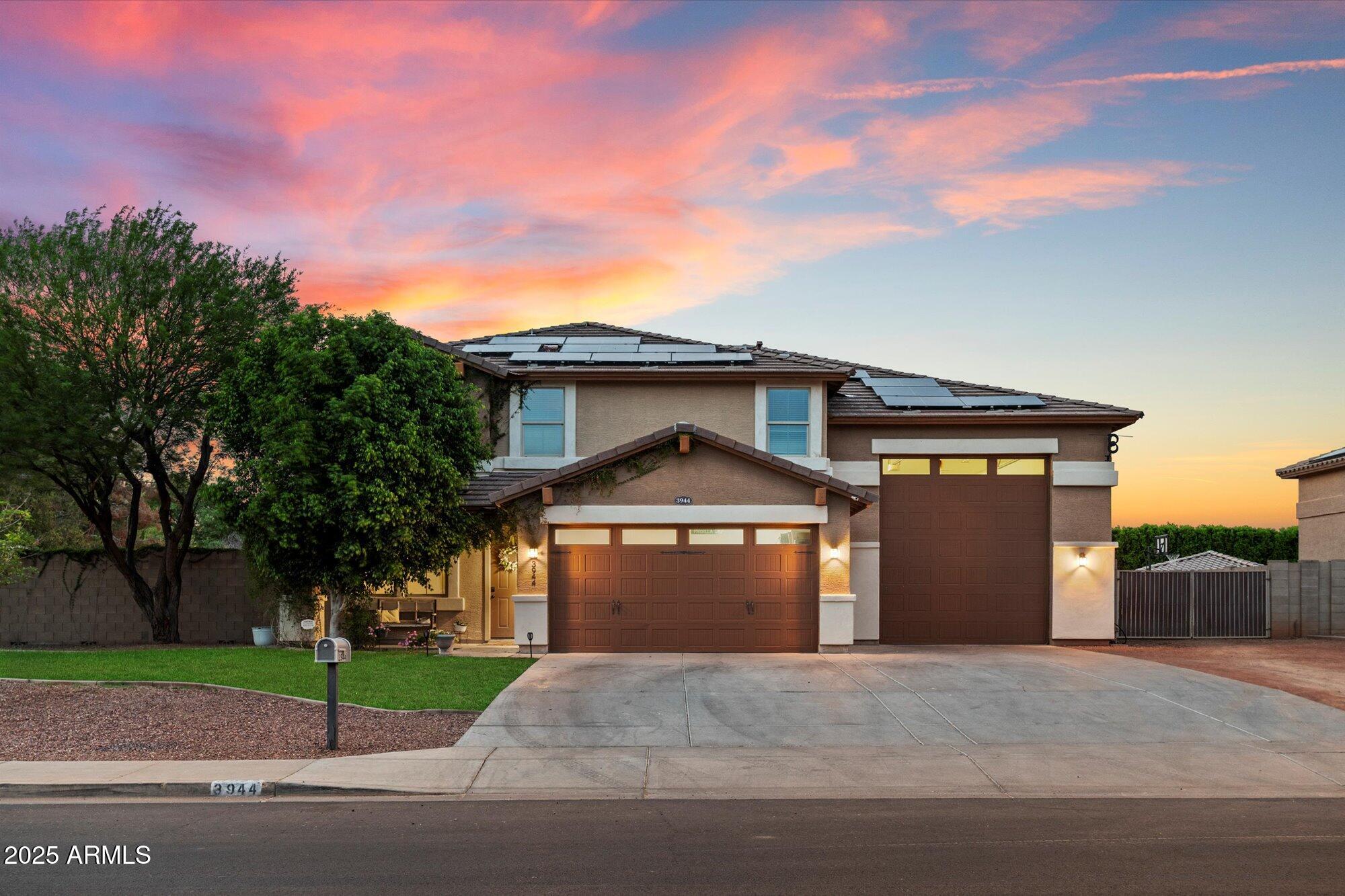 3944 W PARADISE Lane