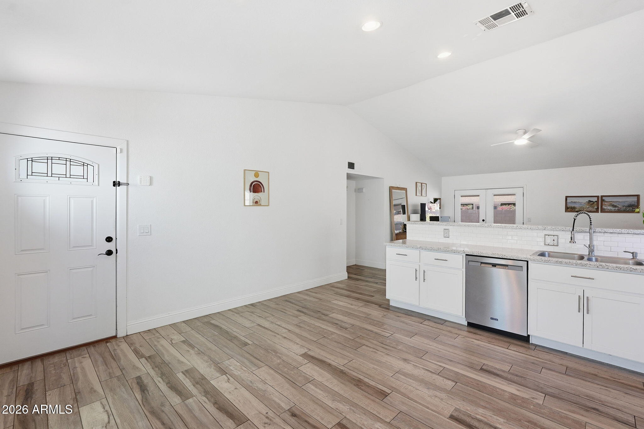 213 W STANFORD Avenue