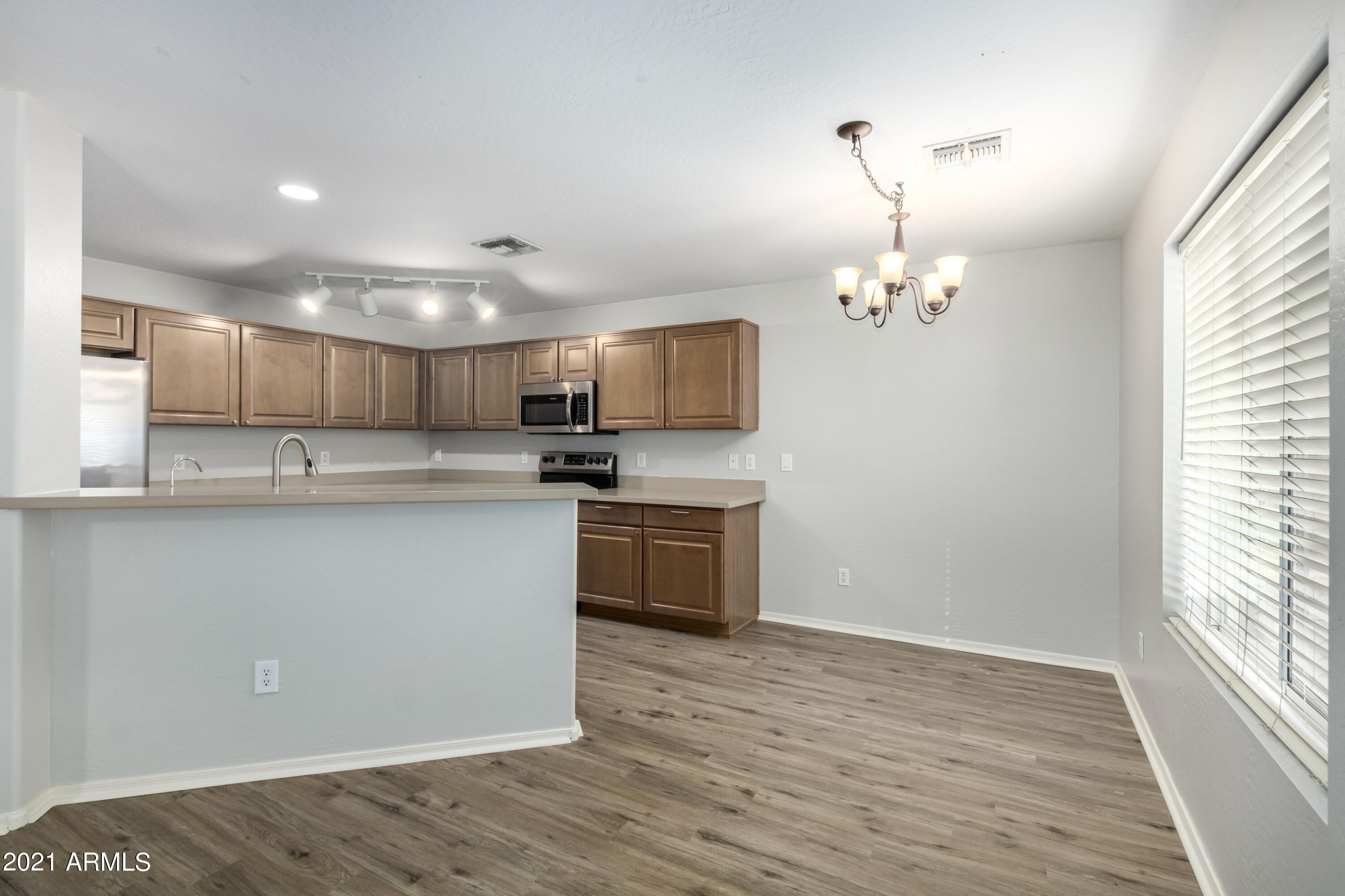 1347 E ROLLS Road