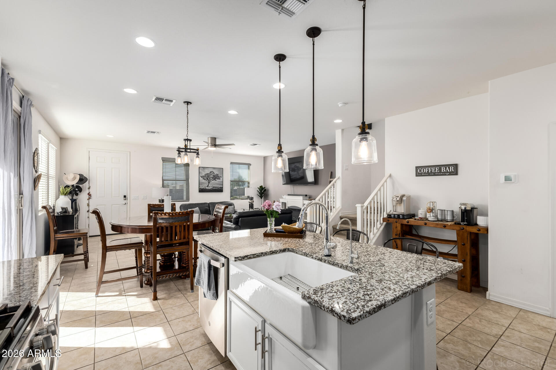 5813 W WARNER Street