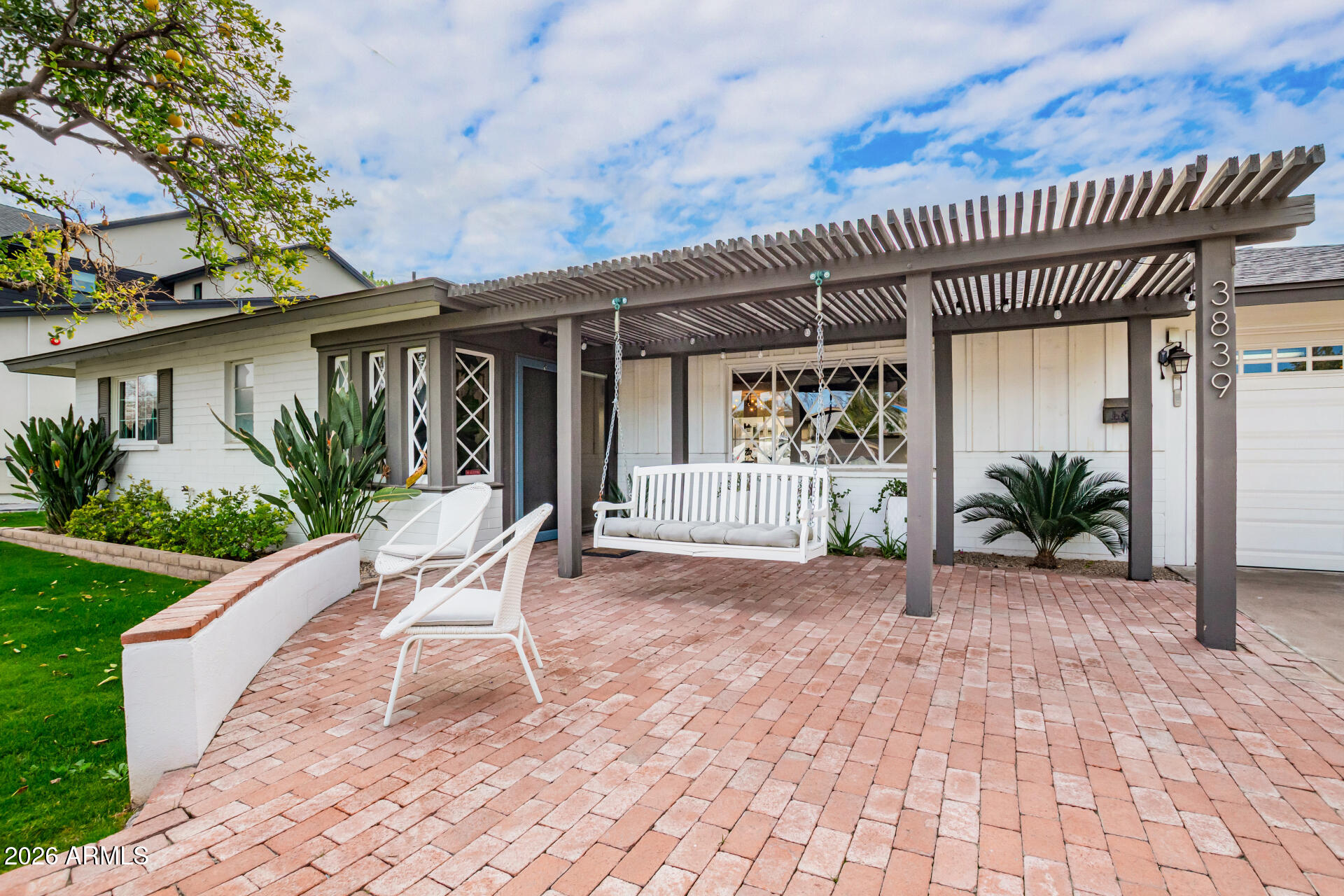 3839 E WHITTON Avenue