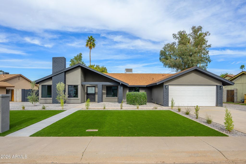 Photo of 2432 W Saint Moritz Lane, Phoenix, AZ 85023 (MLS # 6973798)