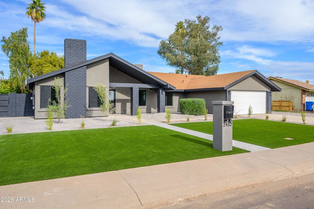 Photo of 2432 W Saint Moritz Lane, Phoenix, AZ 85023 (MLS # 6973798)