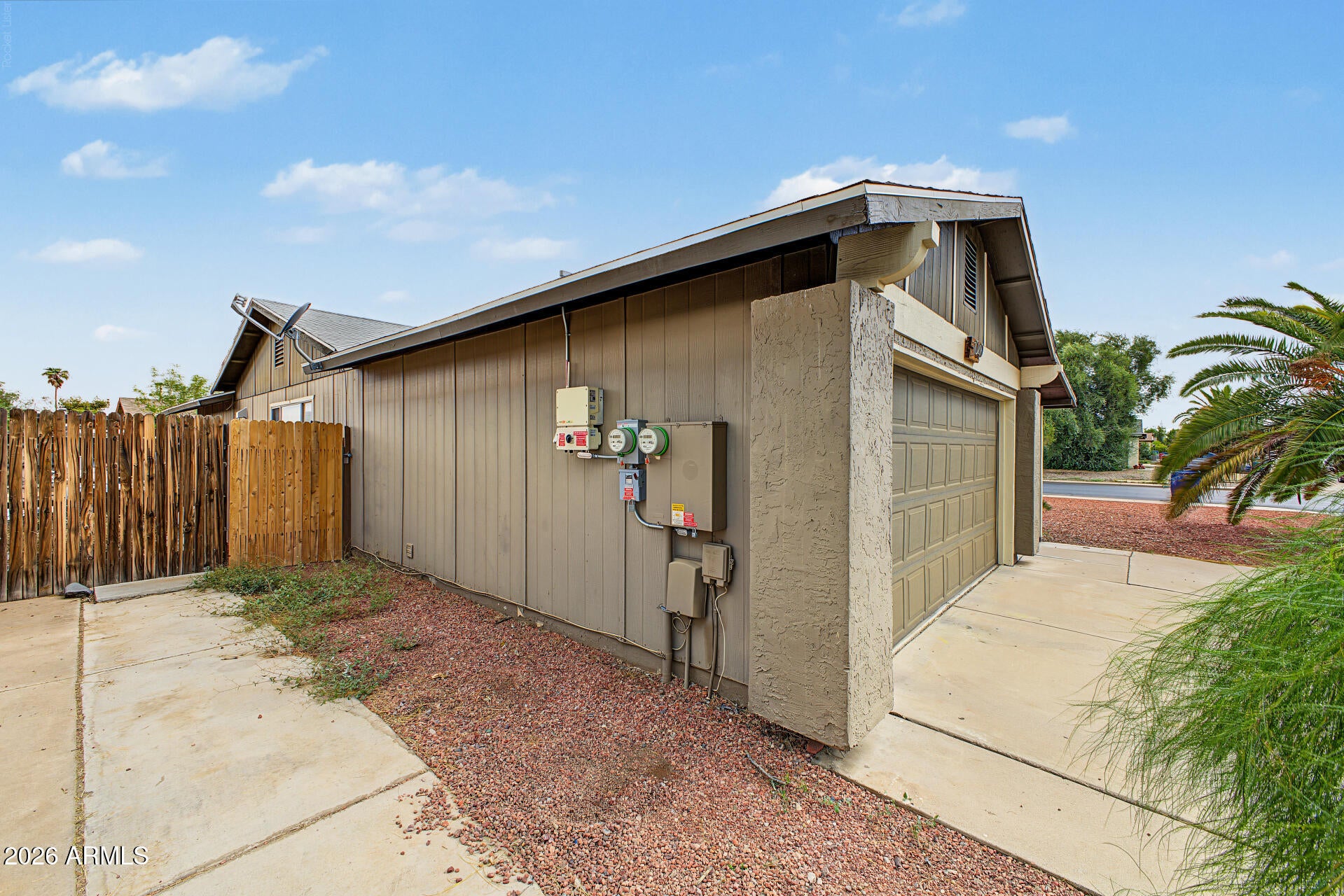 1040 S VINEYARD --