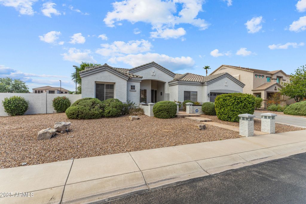Photo of 3111 E Canyon Creek Drive, Gilbert, AZ 85295 (MLS # 6918755)