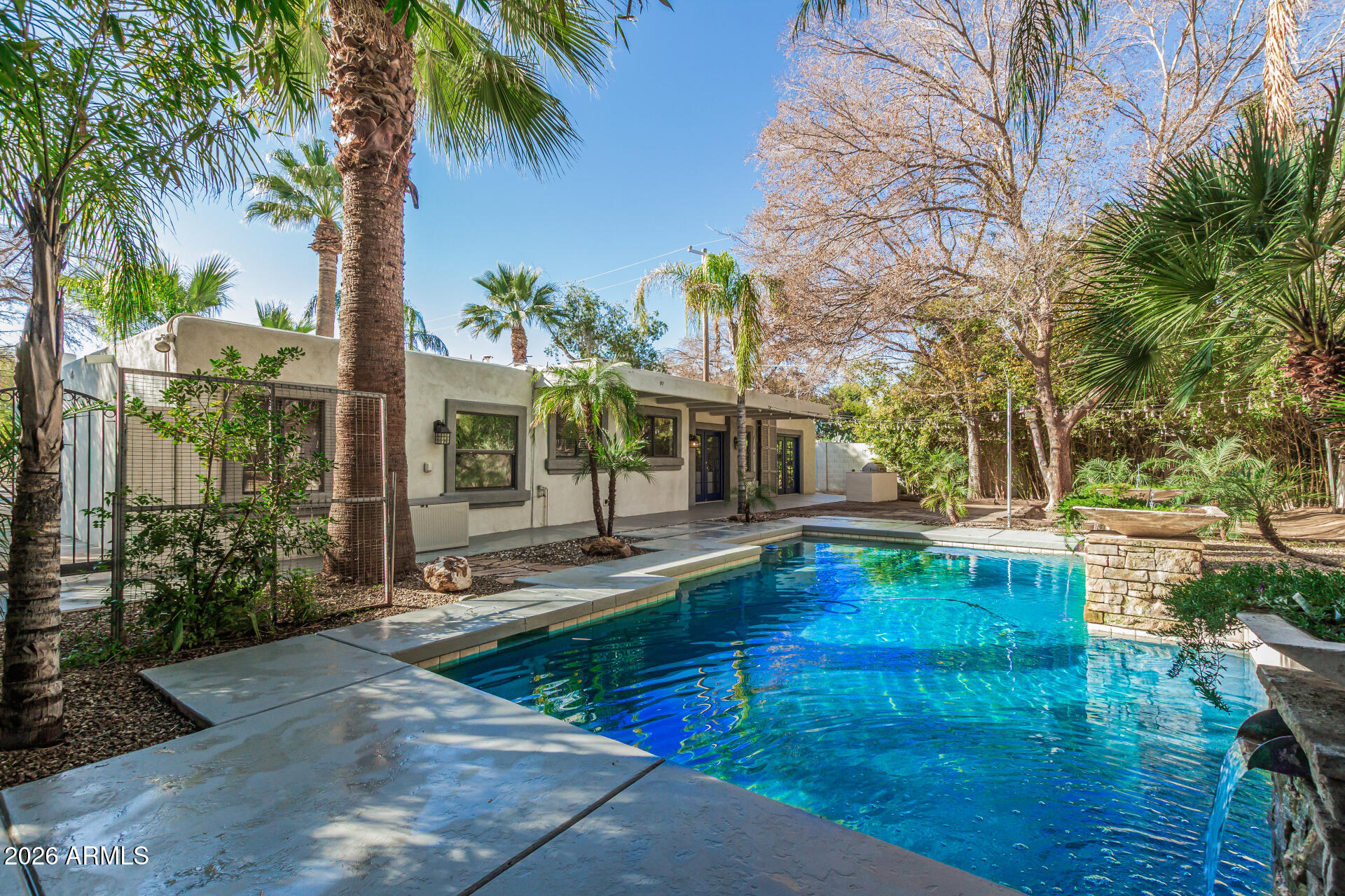 330 W NORTHERN Avenue