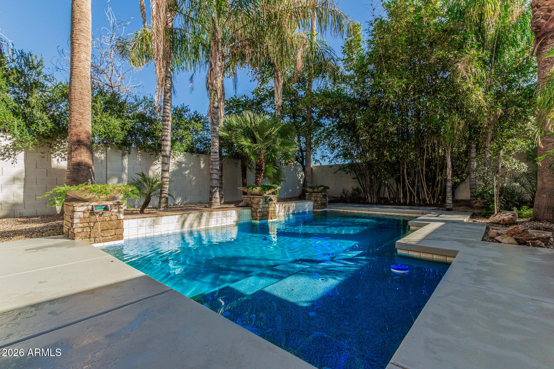 330 W NORTHERN Avenue